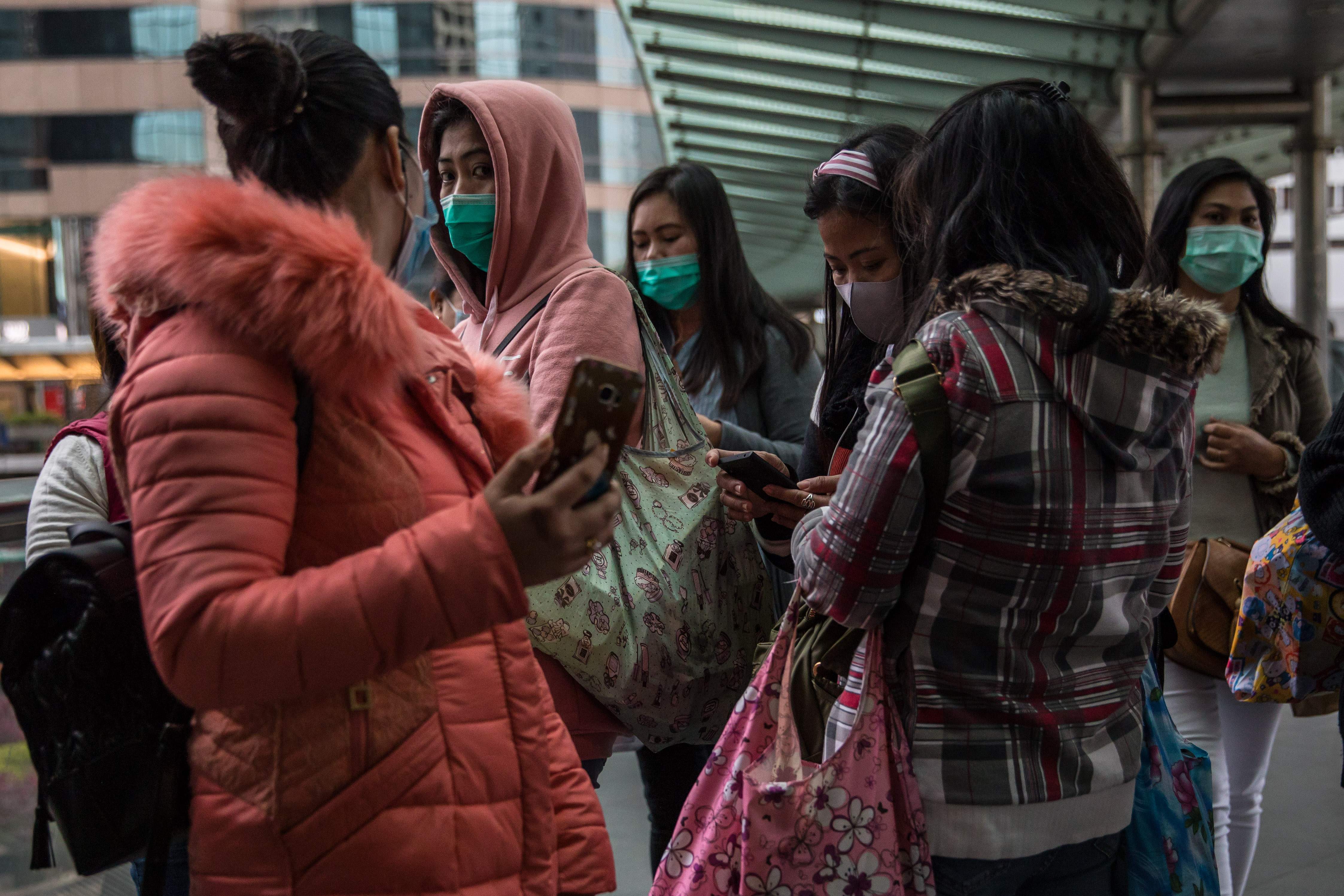 Warga Hong Kong mengenakan masker saat beraktivitas di luar ruangan.