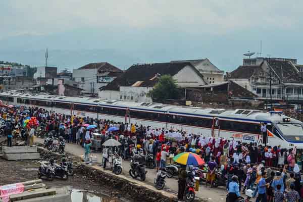 ilustrasi: antrean penumpang kereta api.
