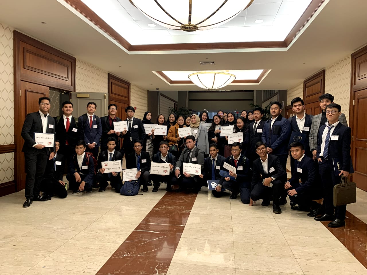 35 siswa SMA Labschool Jakarta mewakili Indonesia dalam konferensi HMUN diadakan Universitas Harvard, 30  Januari-2 Februari 2020. 