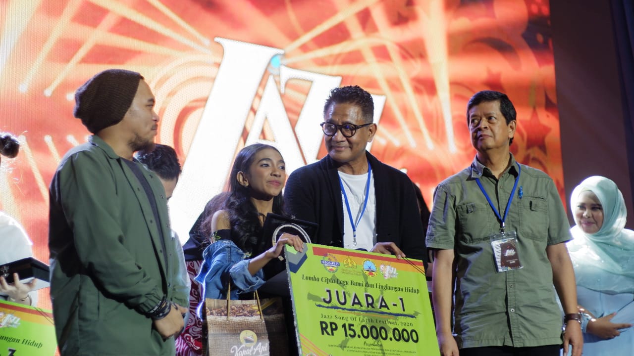 , juara pertama berjudul 'Saatnya'  ciptaan Stevanie June Jonas, penyanyi Stevanie June Jonas dari Universitas Hasanudin Makassar.