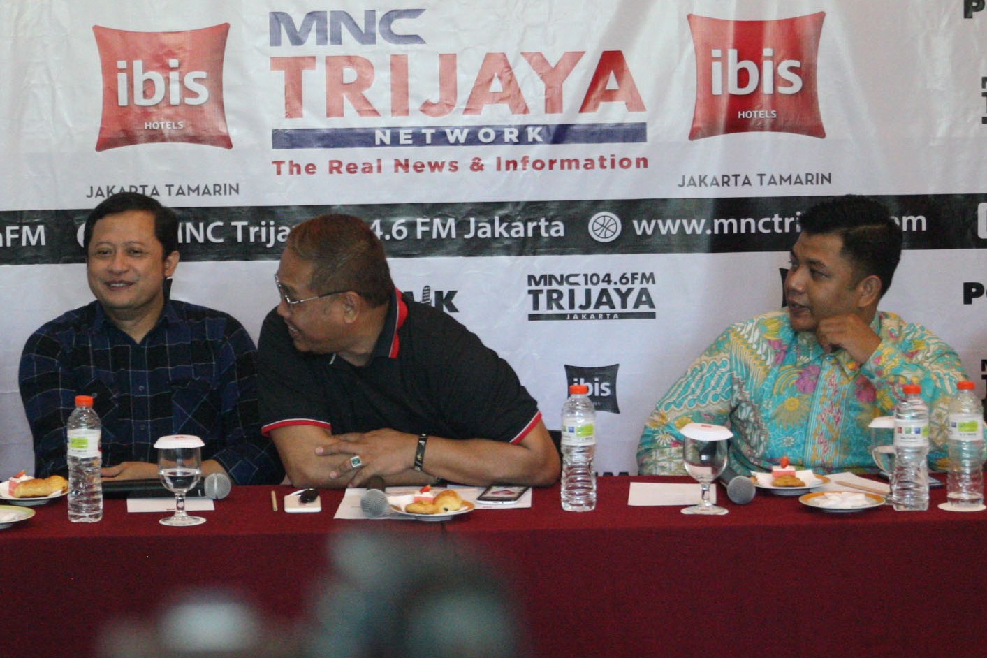 Peneliti LKSP Hafidz Muftysani (kanan) dan pakar politik dari Universitas Negeri Jakarta Ubeidillah Badrun (kiri)