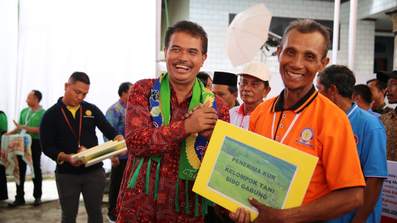 Direktur Jenderal Tanaman Pangan Kementan Suwandi bersama kelompok petani pemerima Kredit Usaha Rakyat (KUR). 