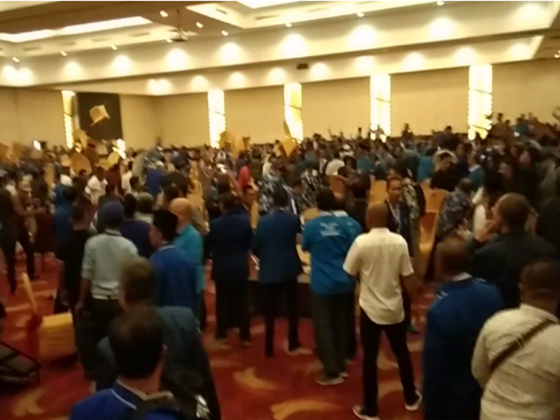 Suasana kericuhan Kongres ke V PAN di Kendari, Sulawesi Tenggara
