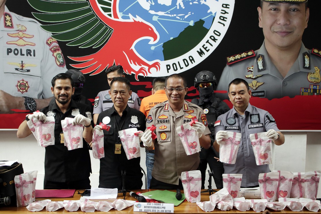 Kabid Humas Polda Metro Jaya Kombes Pol Yusri Yunus dan jajarannya menunjukkan barang bukti berupa ribuan pil narkoba Happy Five. 