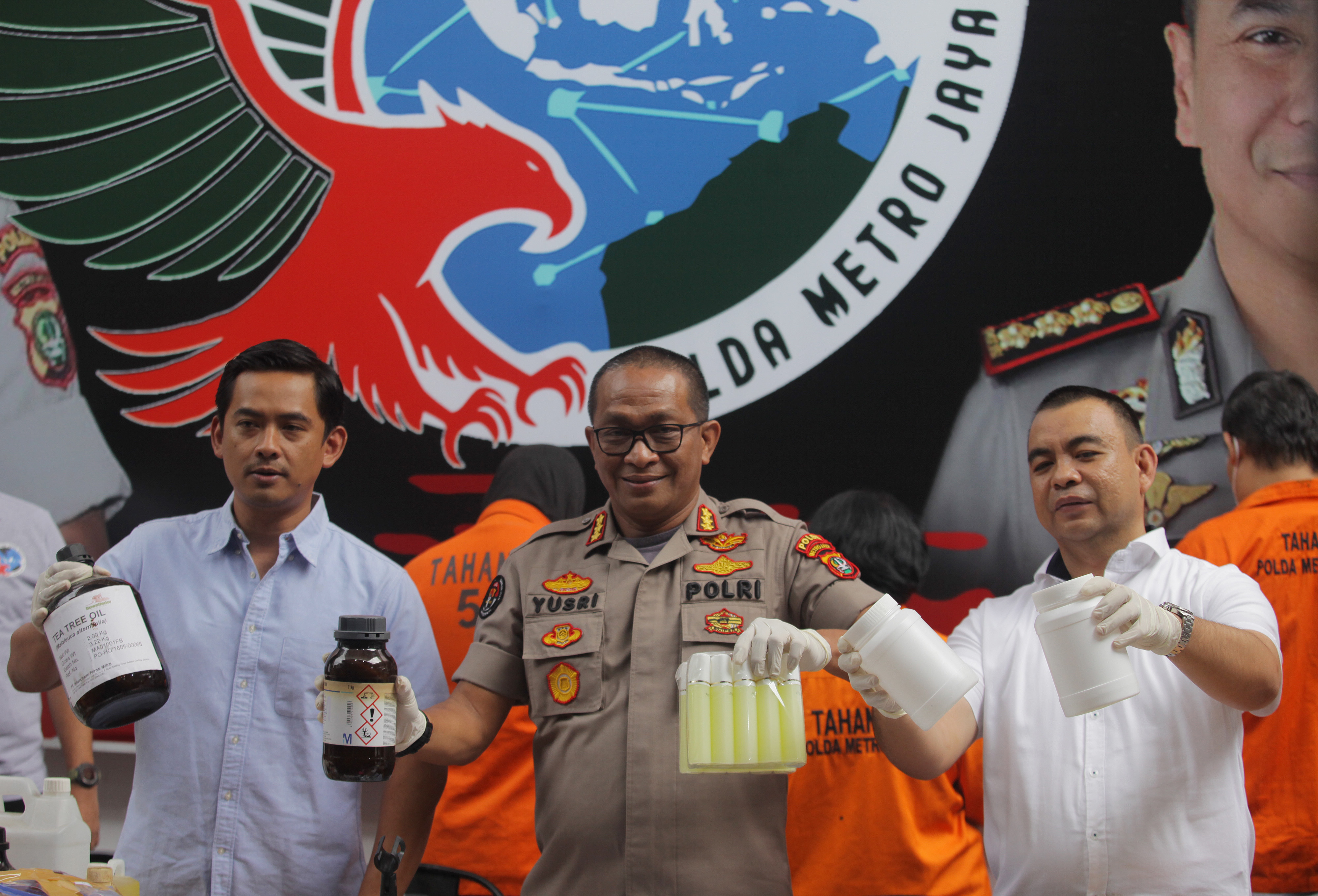 Kabid Humas Polda Metro Jaya Kombes Pol Yusri Yunus (tengah) menunjukkan barang bukti kasus kosmetik illegal.