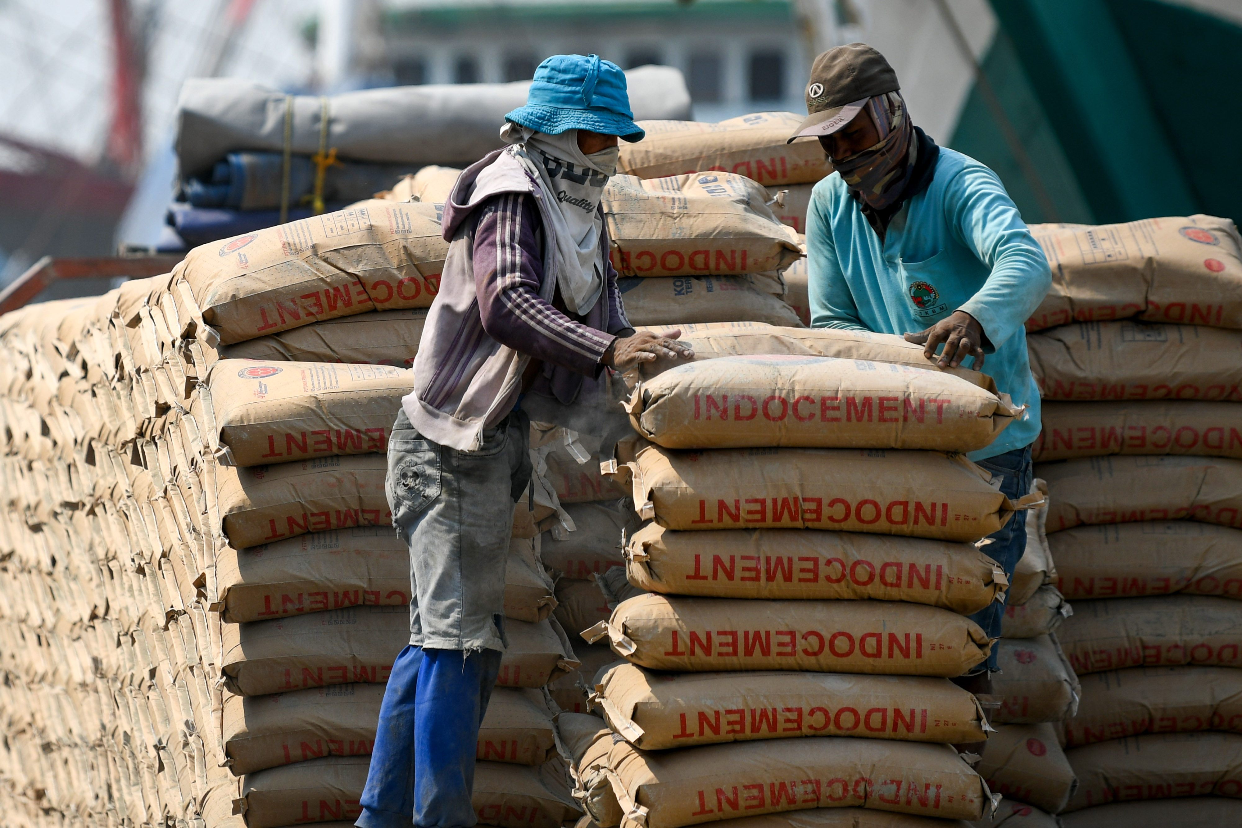 Pekerja melakukan aktivitas bongkar muat semen di Pelabuhan Sunda Kelapa, Jakarta, Jumat (25/10/2019).