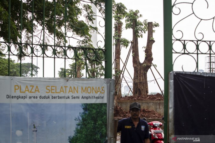 Penanaman pohon di lokasi revitalisasi Plaza Selatan Monumen Nasional (Monas), Jakarta, Selasa (4/2). 