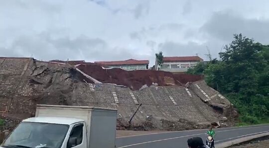 Guncangan gempa 4,9 SR di Tasikmalaya, Jawa Barat, mengakibatkan tebing di jalan nasional longsor.