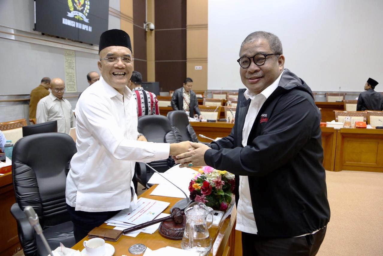 Wakil Ketua Komisi VIII H Marwan Dasopang (kiri) dan Sekjen Kemensos Hartono Laras.