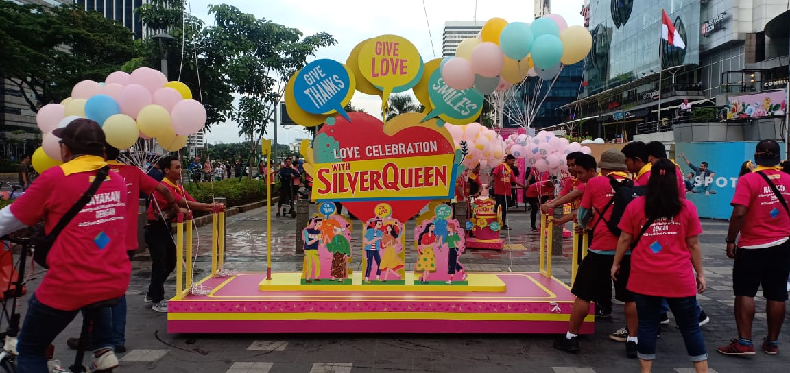 Kegiatan  Parade #BanyakMaknaCinta di beberapa titik sepanjang area Car Free Day, Sudirman, Jakarta, Minggu (9/2). 