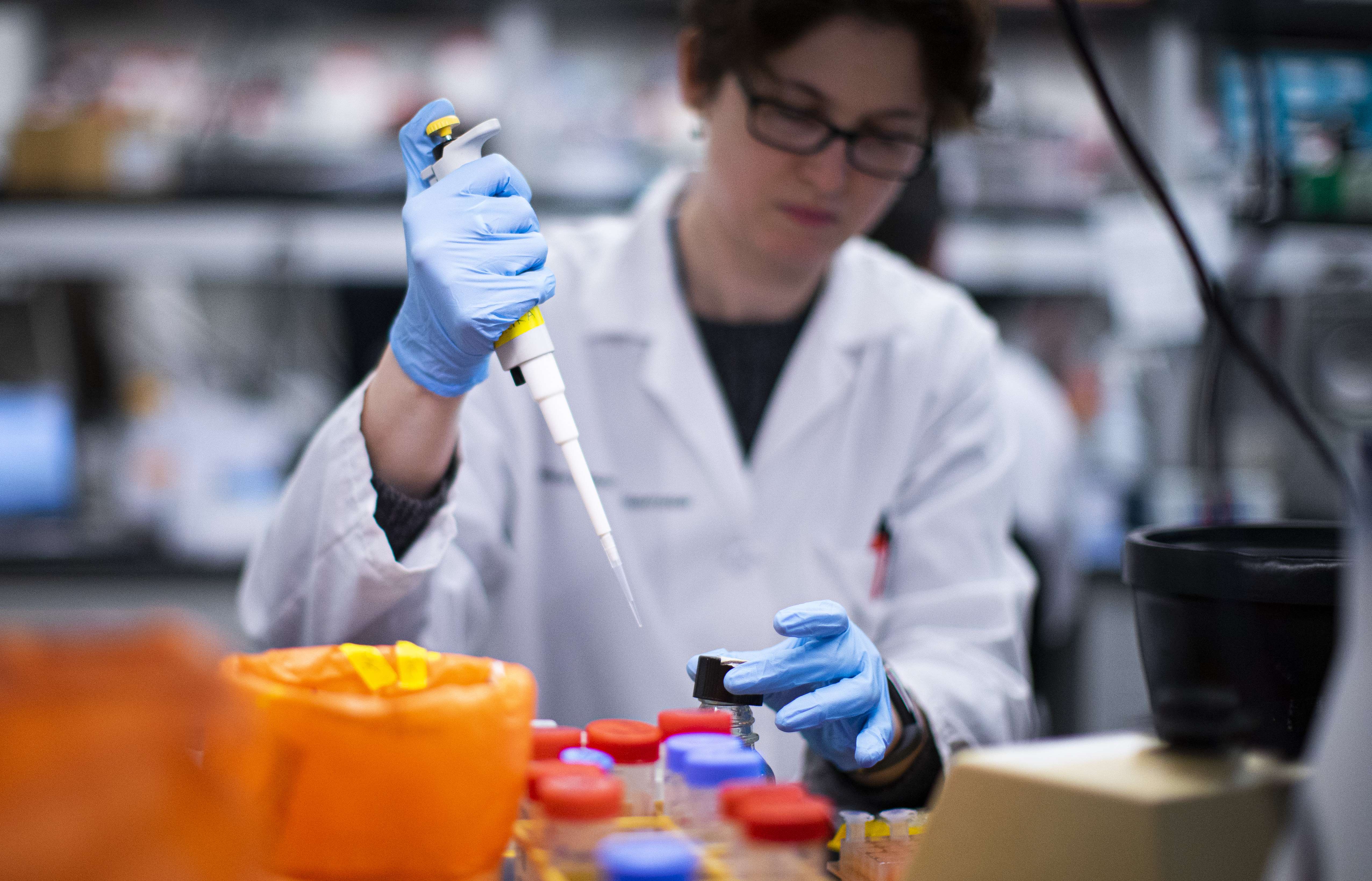  Seorang peneliti tengah melakuan uji coba laboratorium terkait virus korona di New Jersey, AS.