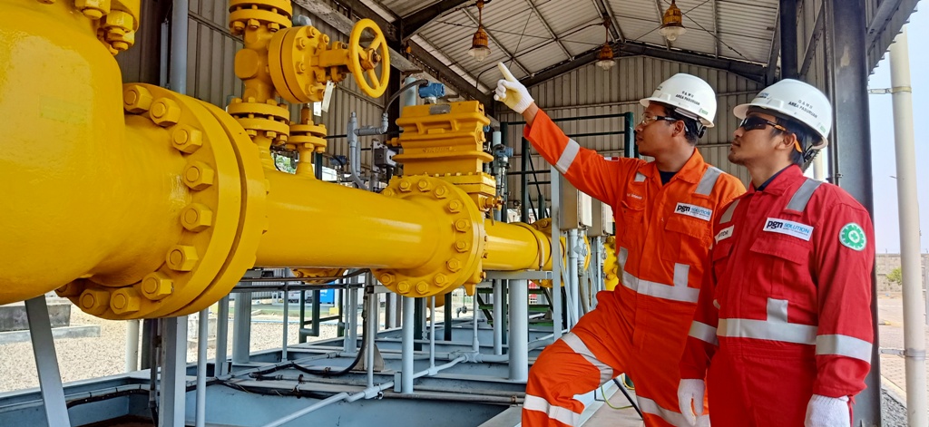 Pegawai PT PGN PT PGN (Perusahaan Gas Negara) Tbk melakukan pemeriksaan.