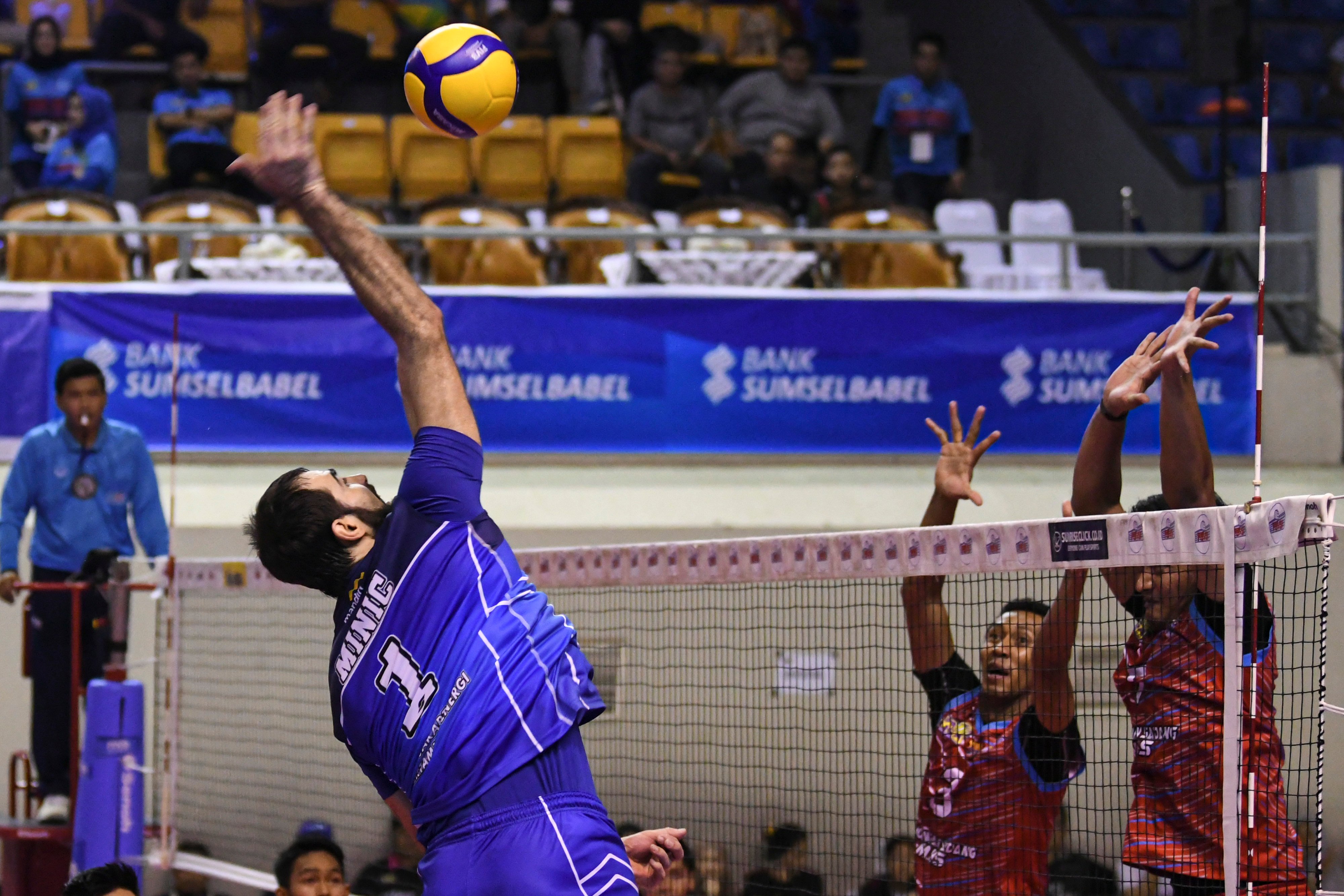 Pebola voli putra Jakarta Pertamina Energi Aleksandar Minic (kiri) melepaskan smes ke arah tim Lamongan Sadang MHS  