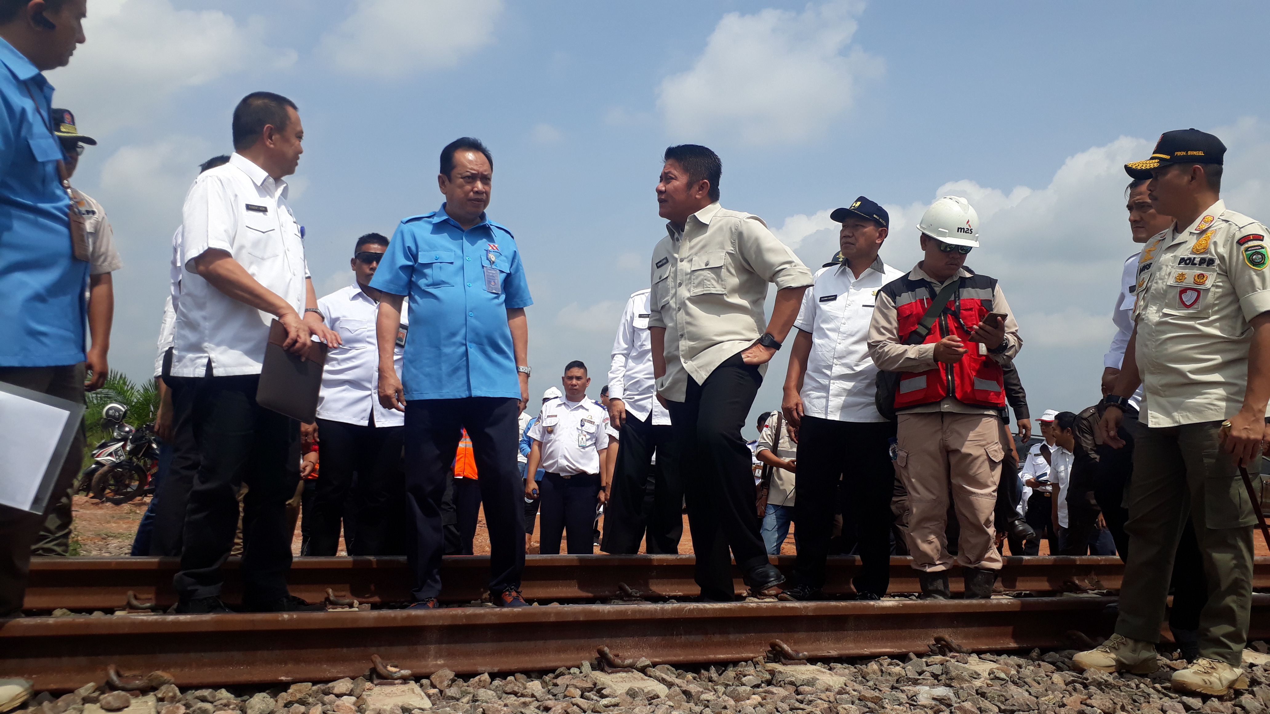  Gubernur Sumsel Herman Deru (nomor empat dari kiri) mengecek jalur kereta api untuk angkutan batubara di Kelurahan Keramasan, Palembang.