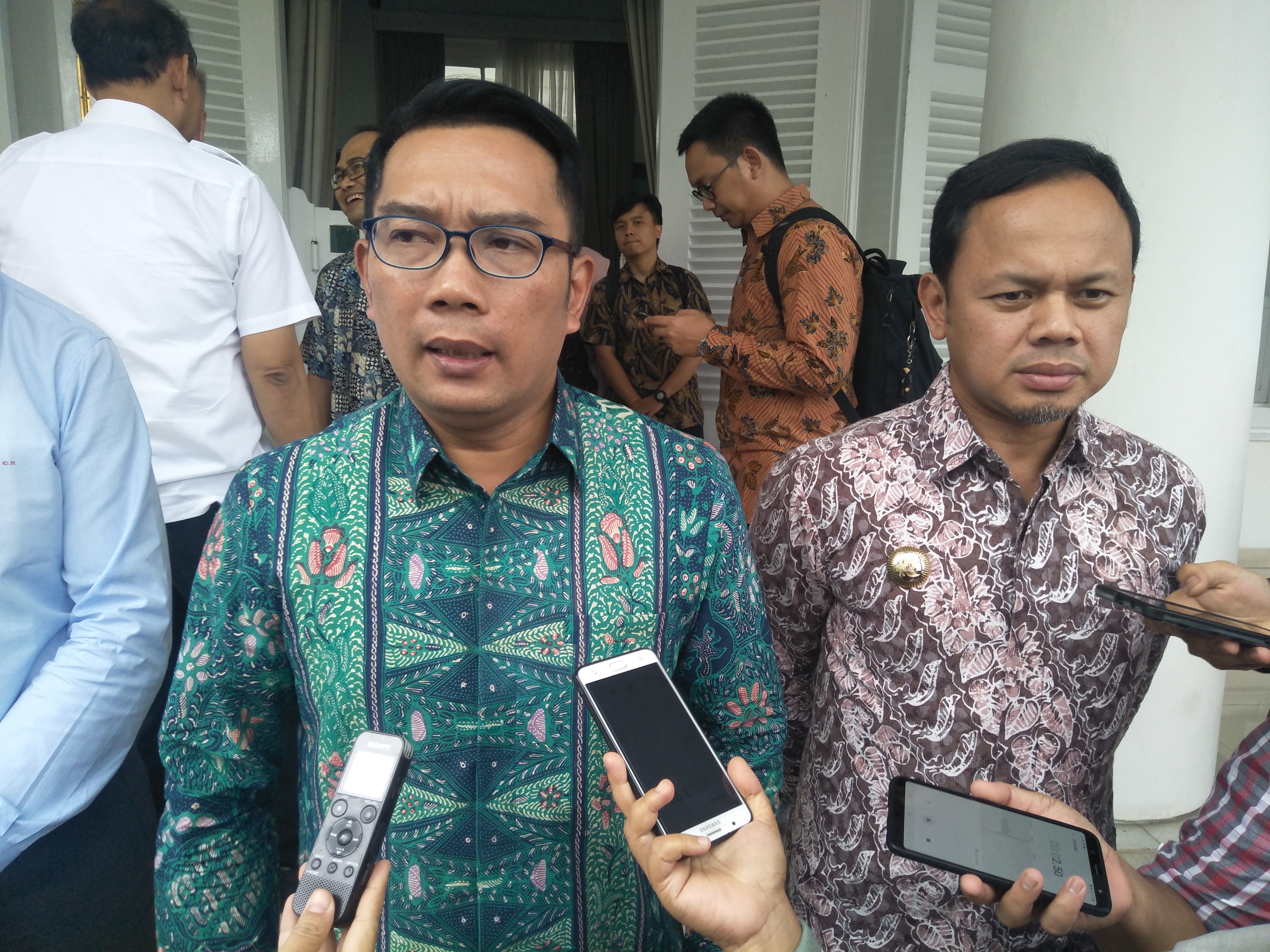 Gubernur Jabar Ridwan Kamil dan Wali Kota Bogor Bima Arya seusai membahas pengolahan sampah plastik di Bandung, Rabu (5/2). 