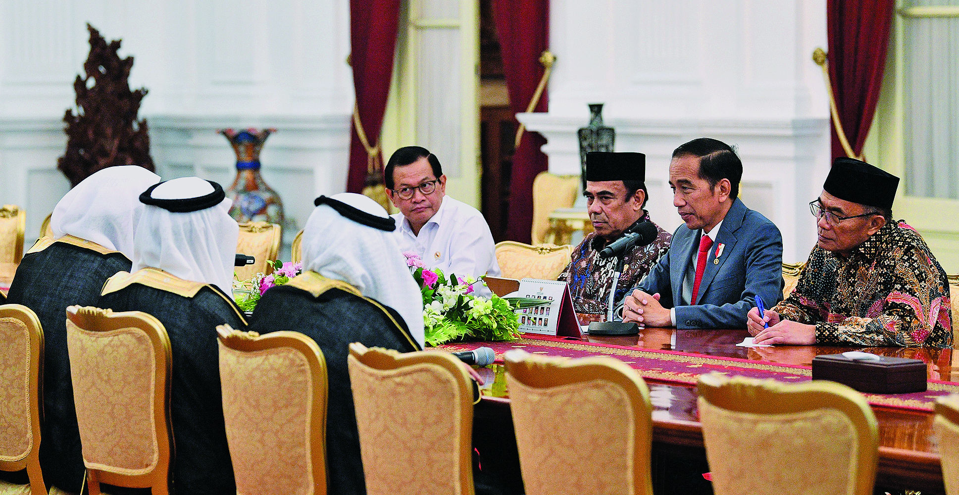 Presiden Joko Widodo menerima Sekjen Rabithah Al-Alam AlIslami atau Liga Muslim Dunia Sheikh Mohammed bin Abdul Karim Al-Issa (kiri).