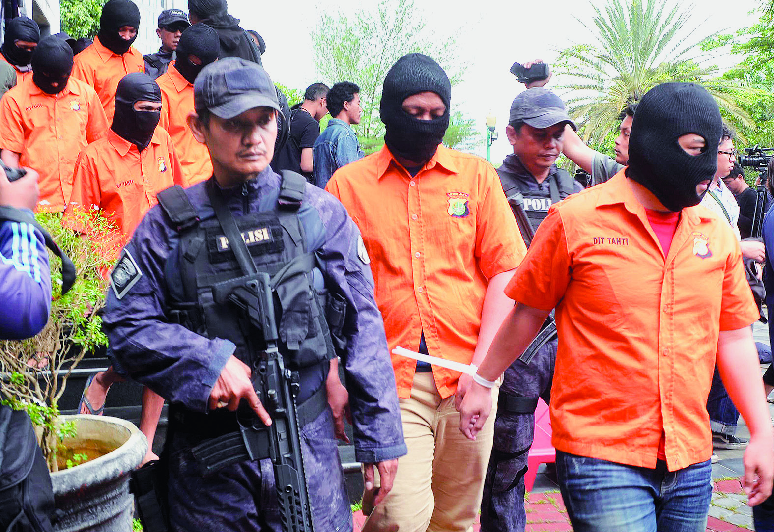 Para tersangka digiring petugas setelah konferensi pers pengungkapan kasus pembobolan rekening bank dan kartu kredit di Polda Metro Jaya.