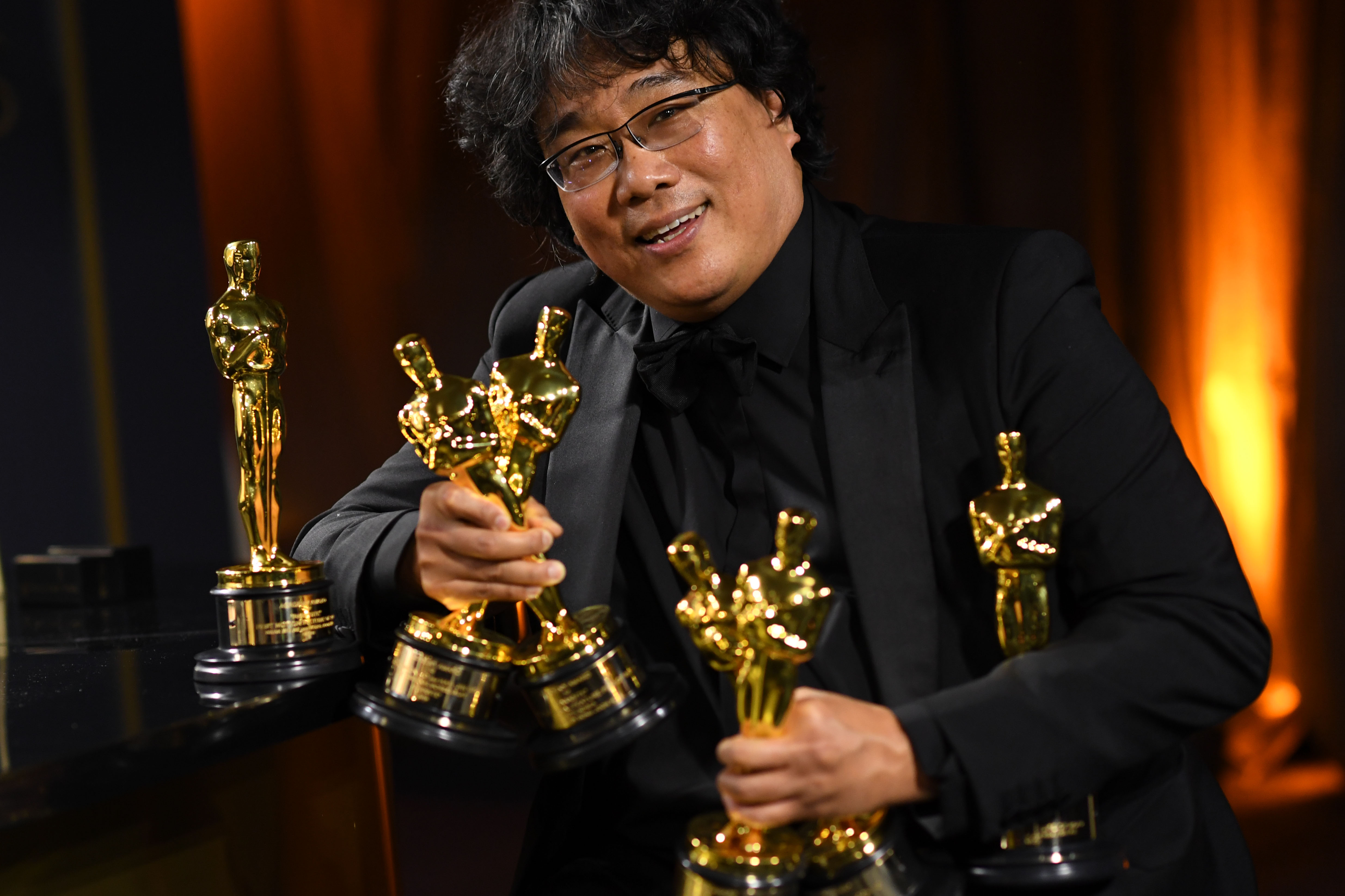 Sutradara Parasite Bong Joon-ho berpose dengan Piala Oscar