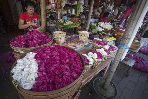 Pedagang bunga tabur menjajakan dagangan di Pasar Kranggan, Yogyakarta