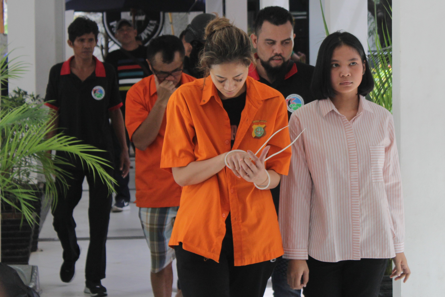 Artis Nanie Darham ditahan Ditresnarkoba Polda Metro Jaya atas dugaan pengedaran kokain.