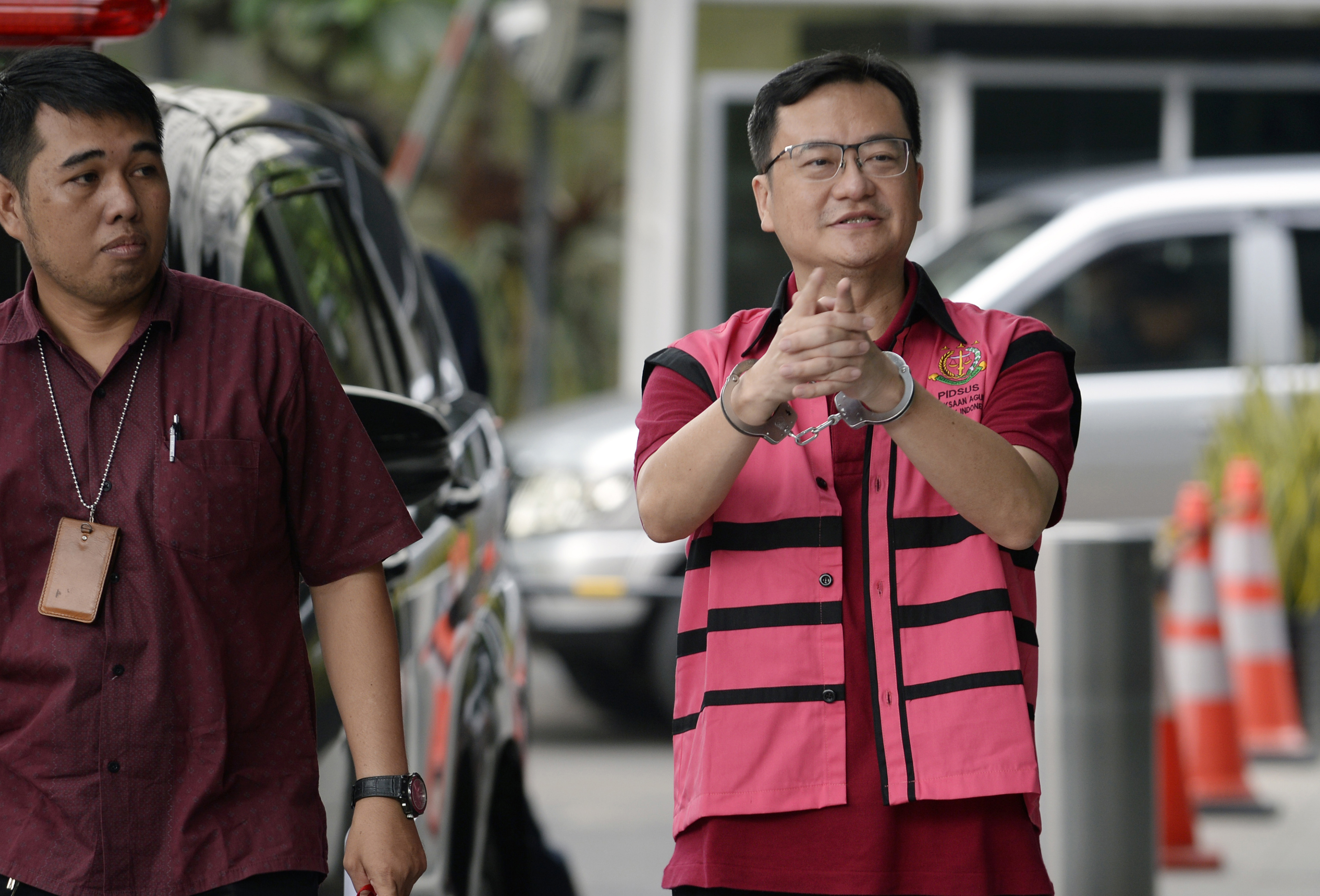 Tersangka kasus dugaan korupsi Jiwasraya, Komisaris PT Hanson Internasional Benny Tjokrosaputro (kanan)