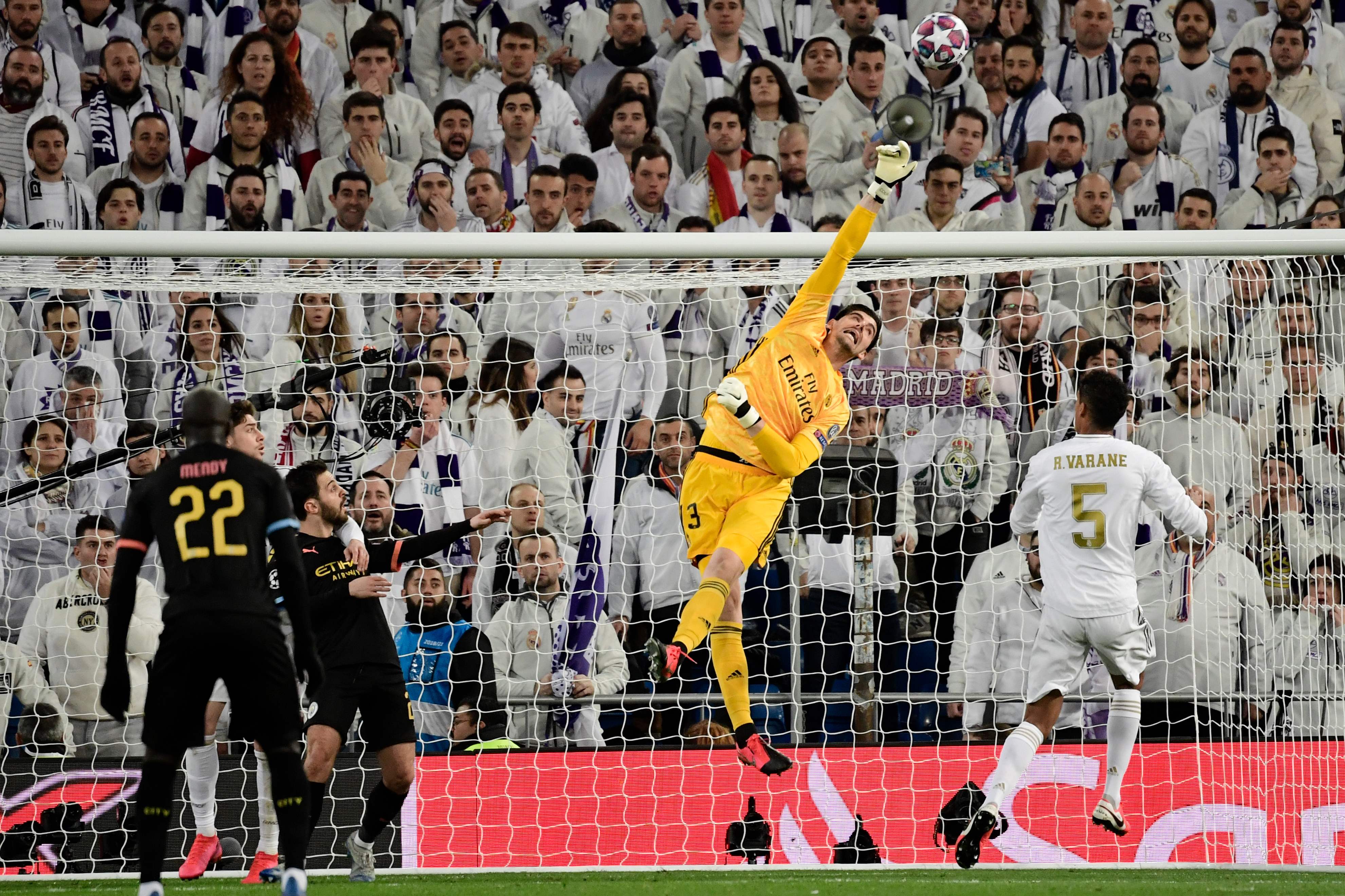 Real Madrid Belgia Thibaut Courtois membersihkan bola leg pertama Liga Champions UEFA antara Real Madrid  dan Manchester City 