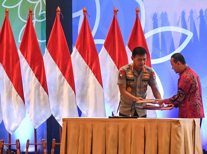 Kepala BKPM Bahlil Lahadalia (kanan) dan Kapolri Jenderal Pol Idham Aziz (kiri) pada Rakornas Investasi 2020 di Jakarta, Kamis (20/02/2020).