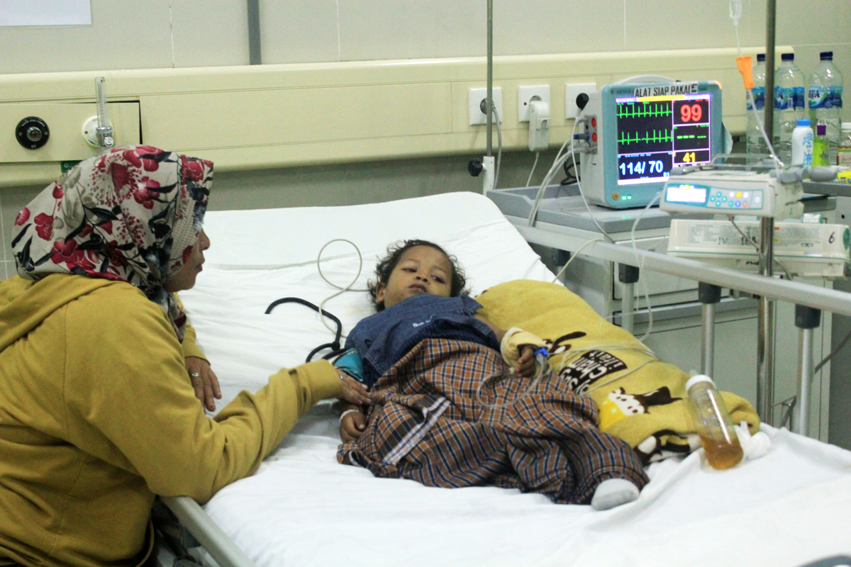Seorang ibu menunggui putrinya yang positif demam berdarah dengue dirawat di  dirawat di ruang ICU RS WZ  Johannes Kupang, Jumat (7/2/2020).