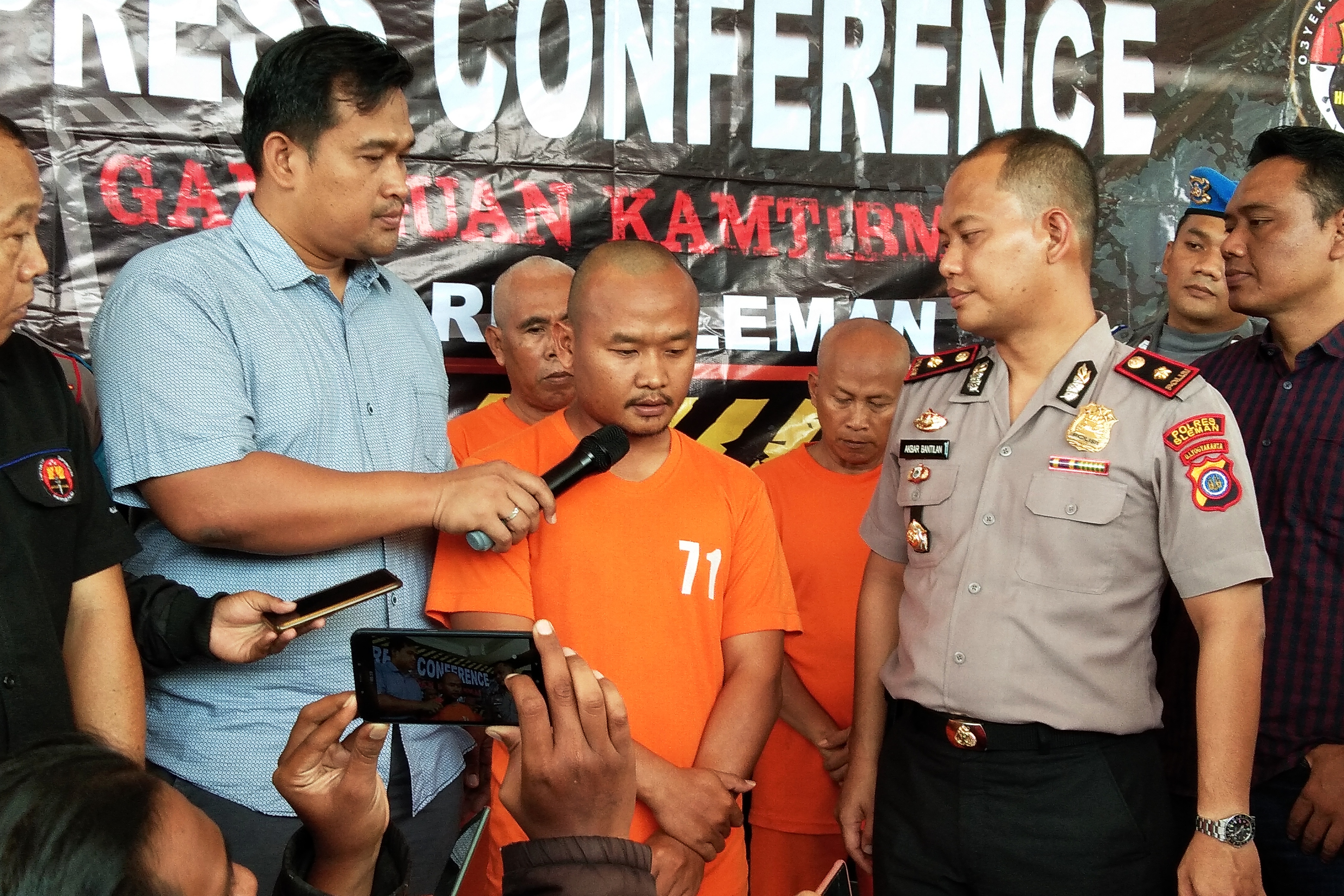 Tiga tersangka tampak digunduli saat konfrensi pers.