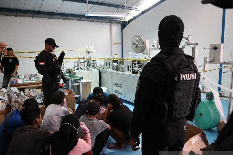 Polisi menggerebek pabrik pembuatan masker ilegal di kawasan Pergudangan Central Cakung, Jakarta Utara.