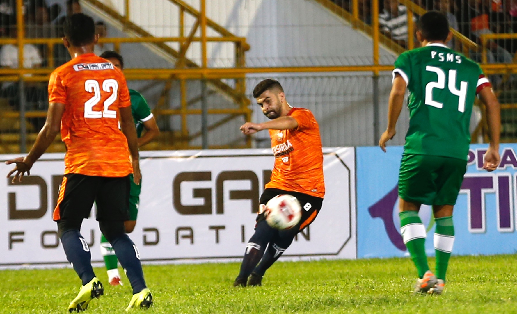Pesepakbola Persiraja Banda Aceh Samir Ayass menendang bola dalam laga uji coba melawan PSMS Medan di Stadion Harapan Bangsa.