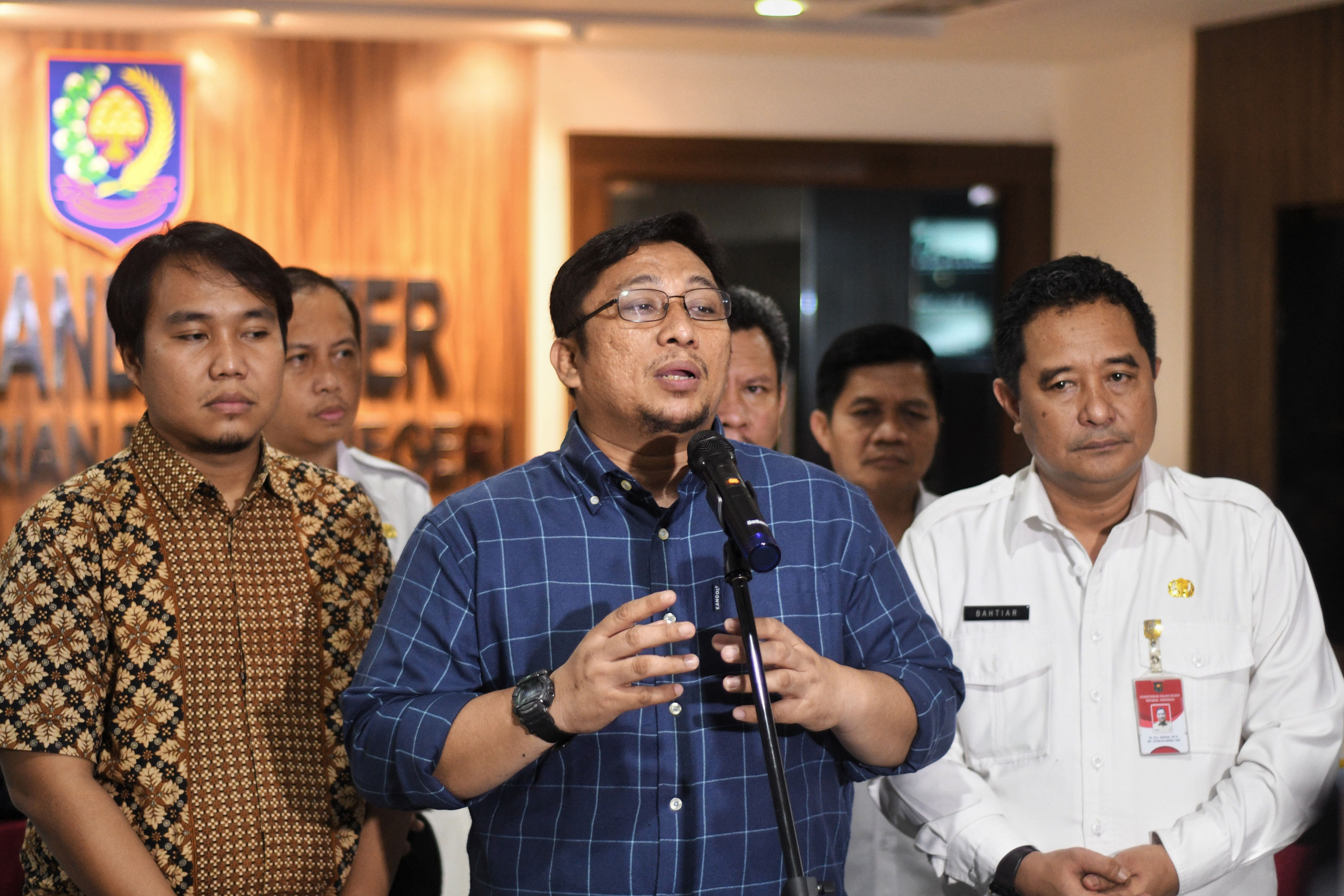 Plt Dirjen Polpum Kemendagri, Bahtiar (kedua kanan), Direktur Pusako Univerditas Andalas Feri Amsari (kanan), dan Perwakilan Perludem Fadli.