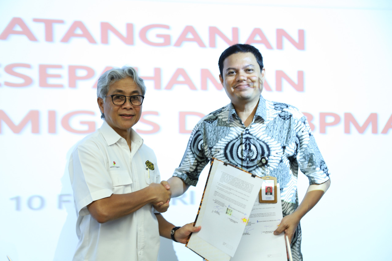 Kepala SKK Migas Dwi Soetjipto (kiri) menandatangani perjanjian kerja sama dengan Kepala BPMA Teuku Mohamad Faisal (kanan)