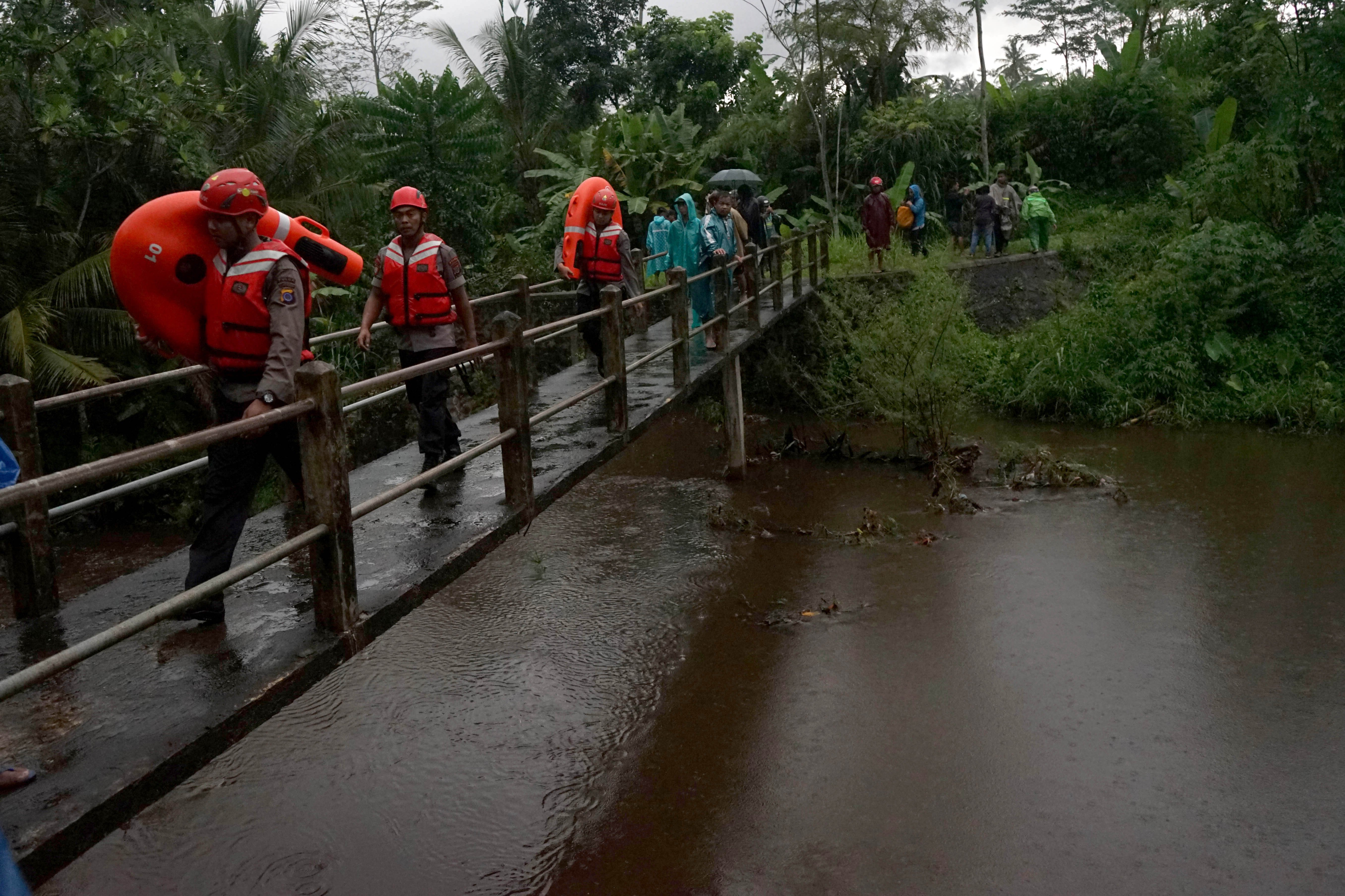 Petugas melakukan penyisiran untuk mencari sejumlah pramuka SMPN Turi yang tenggelam di Kali Sempor, Turi, Sleman, D.I Yogyakarta.
