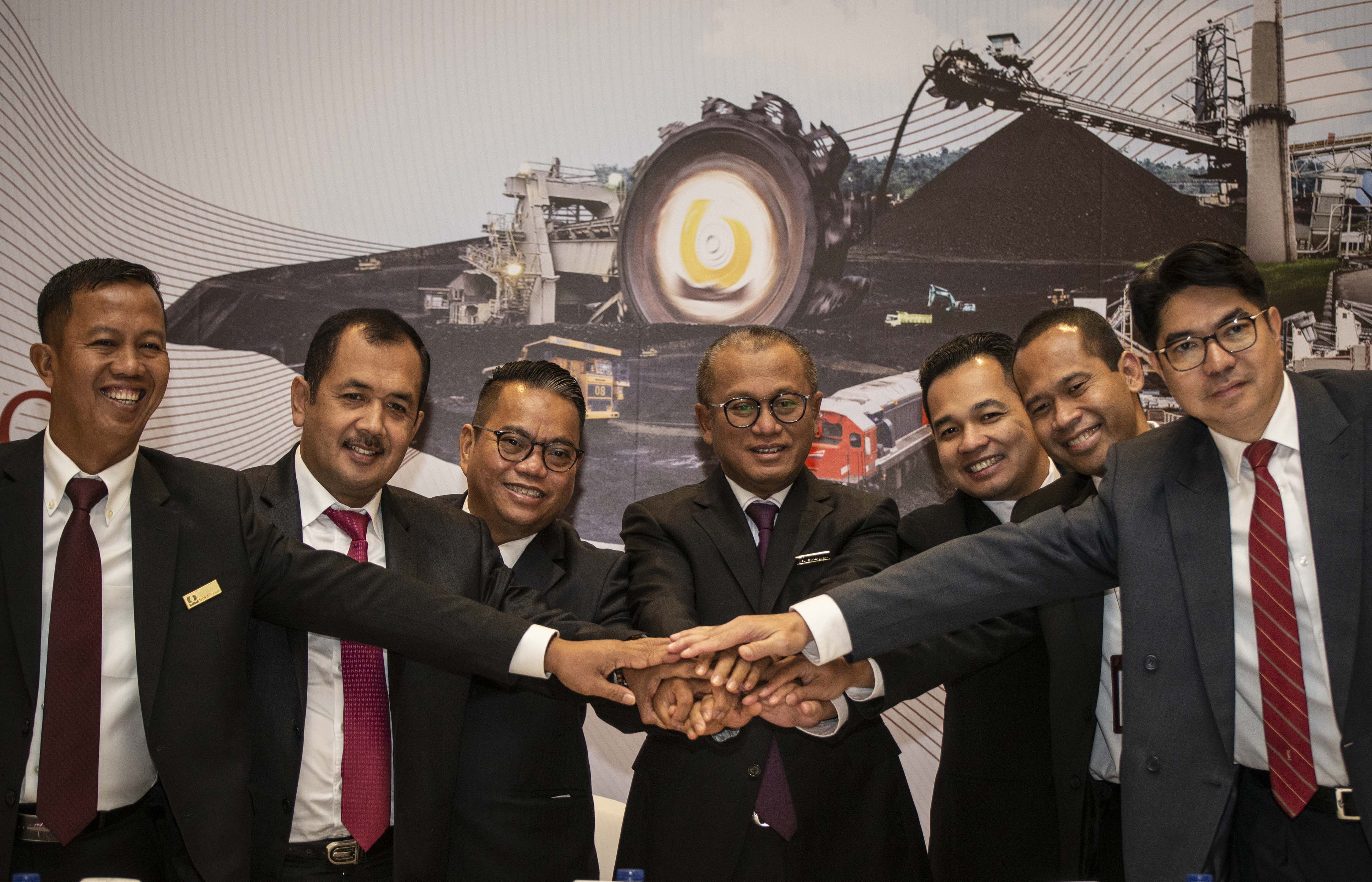 Dirut PT Bukit Asam Tbk Arviyan Arifin (tengah) bersama jajaran direksi lainnya usai RUPS beberapa waktu lalu. 