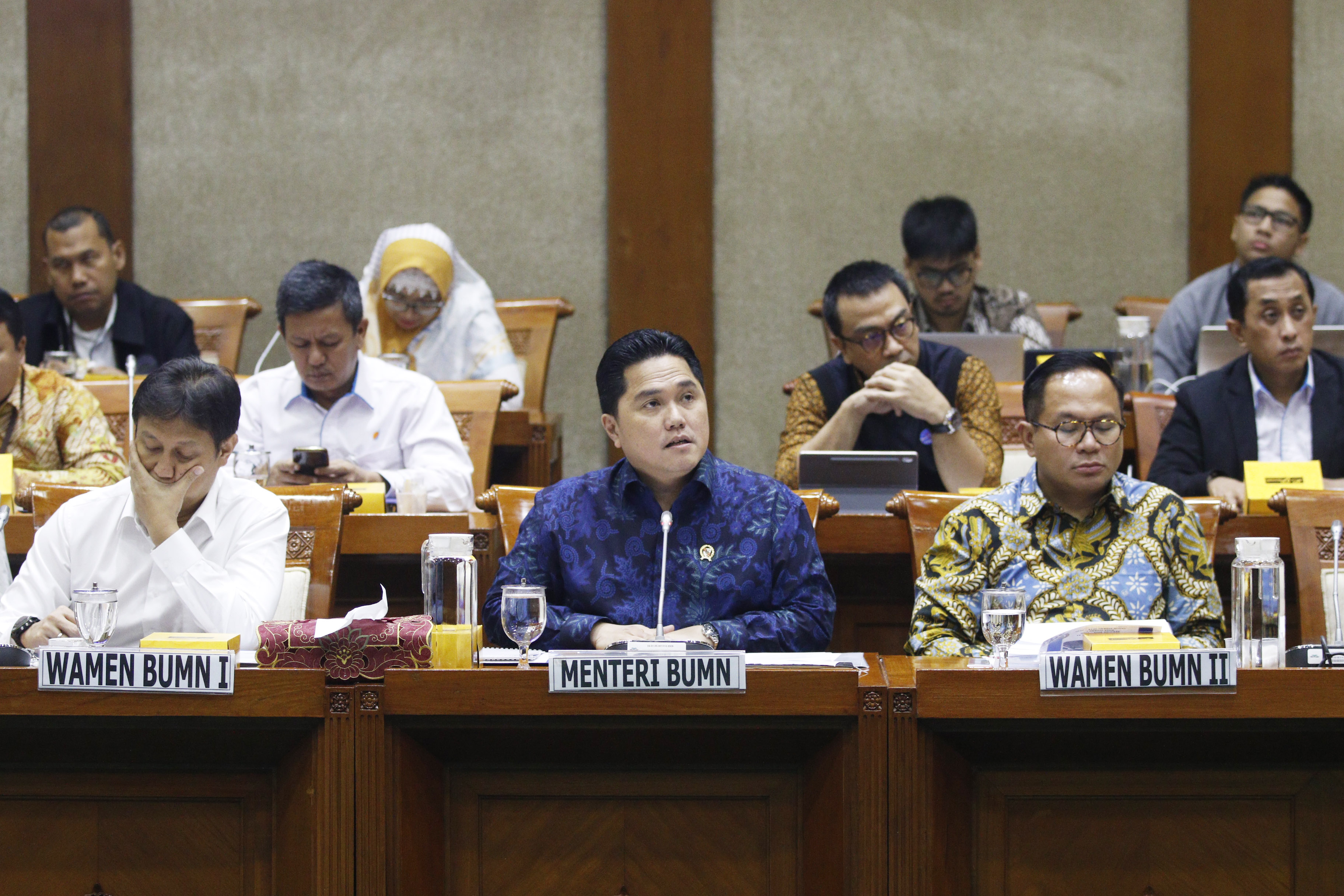Menteri BUMN Erick Thohir (tengah) didampingi Wamen Budi Gunadi Sadikin (kiri) dan Kartika Wirjoatmodjo (kanan).