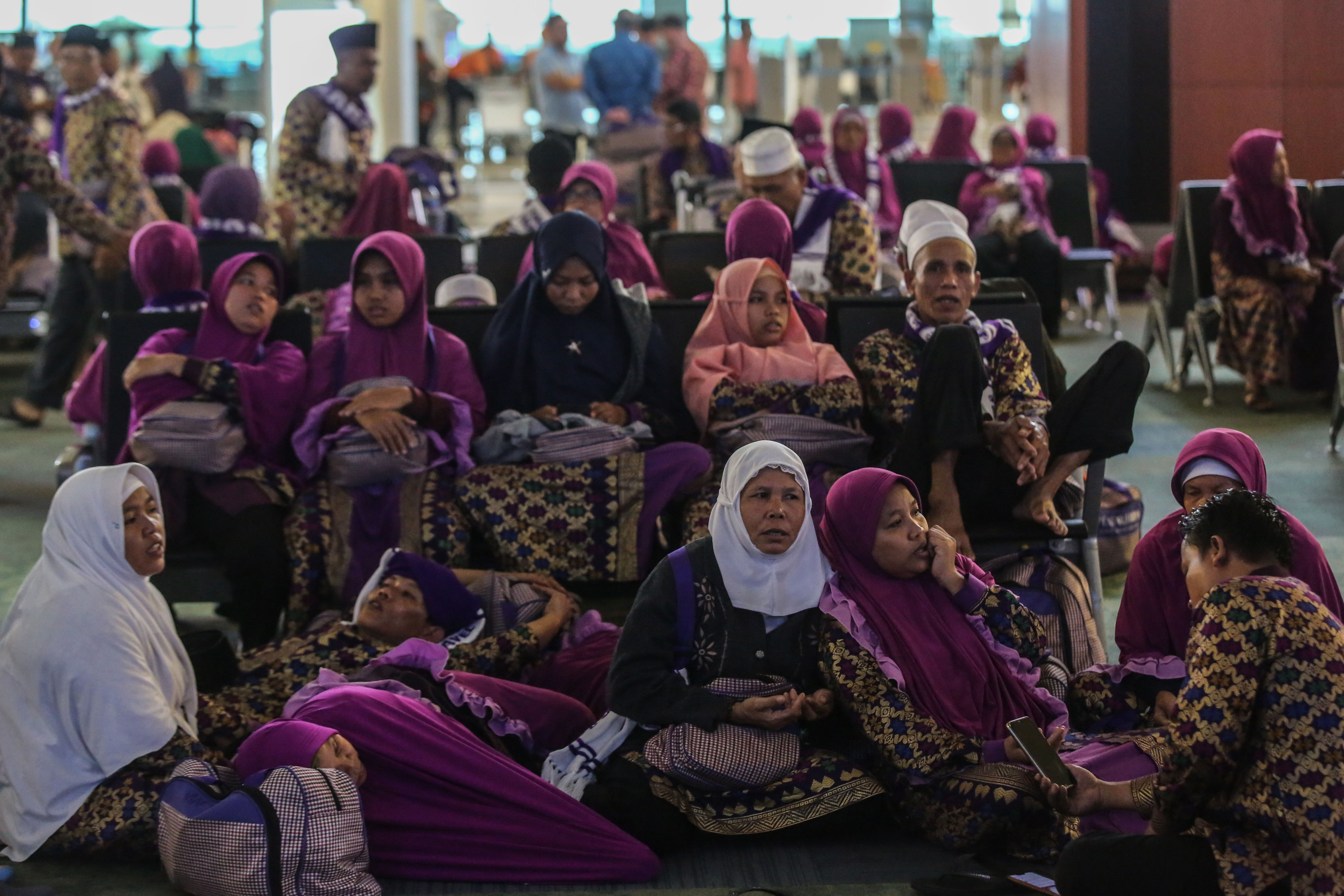 Calon jemaah umrah di Terminal 3 Bandara Soekarno Hatta, Tangerang, Banten, Kamis (27/2/2020).