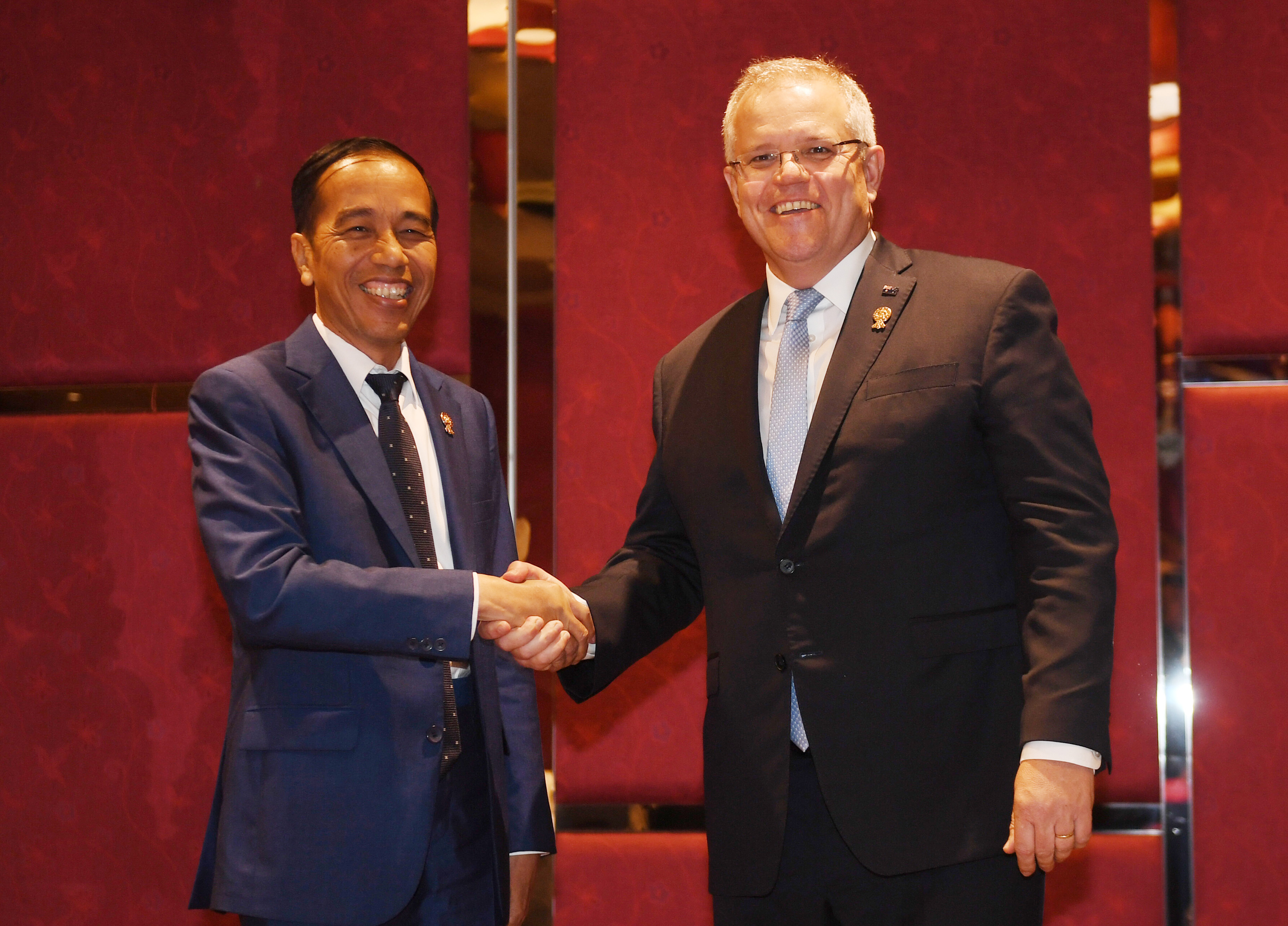  Presiden Joko Widodo (kiri)  dengan Perdana Menteri Australia Scott Morrison, dalam pertemuan bilateral disela KTT ke-35 ASEAN