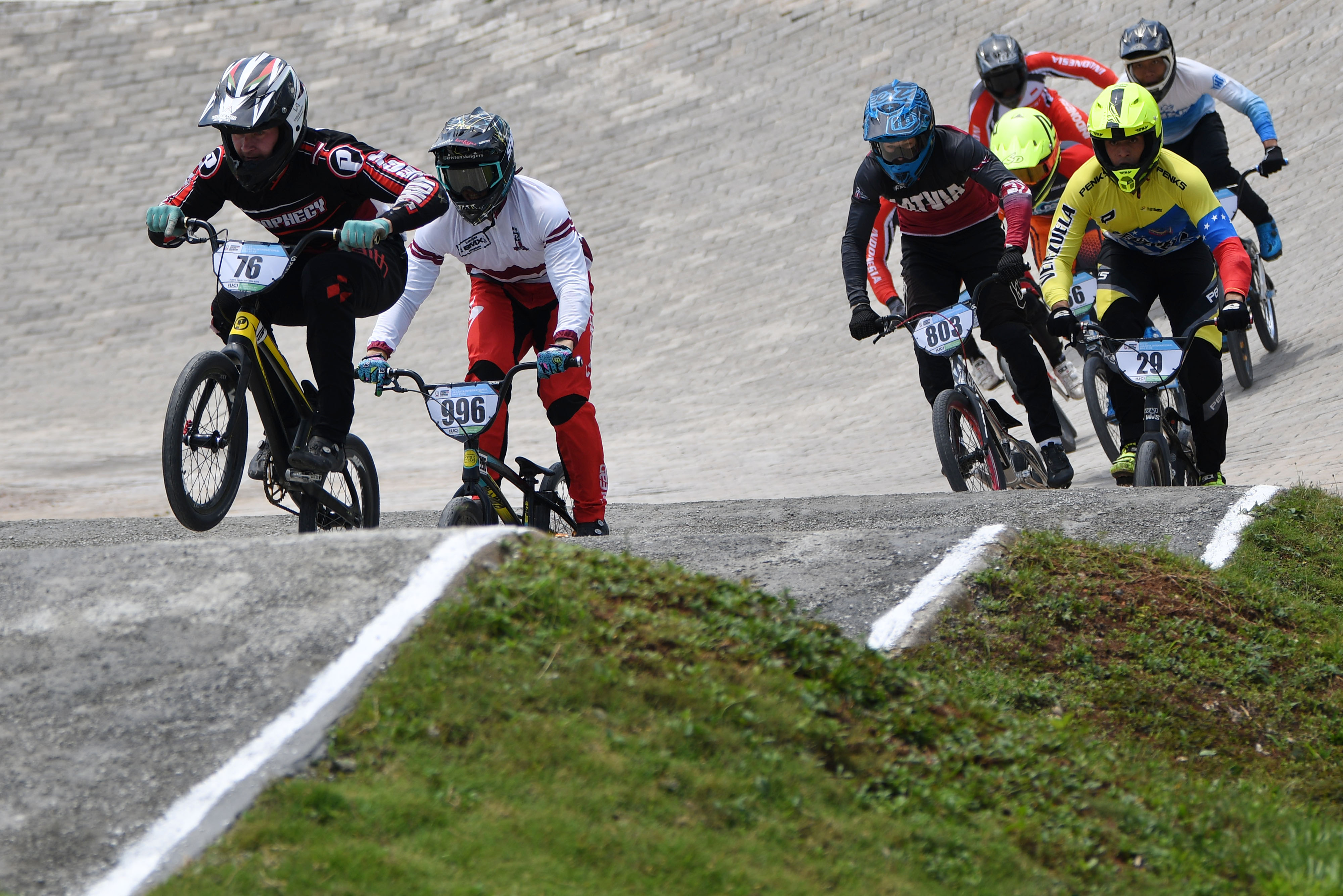 KEJUARAAN JAKARTA INTERNATIONAL BMX: Dua pembalap asal Latvia Helvijs Babris (kiri) dan Kristens Krigers (kedua kiri)  