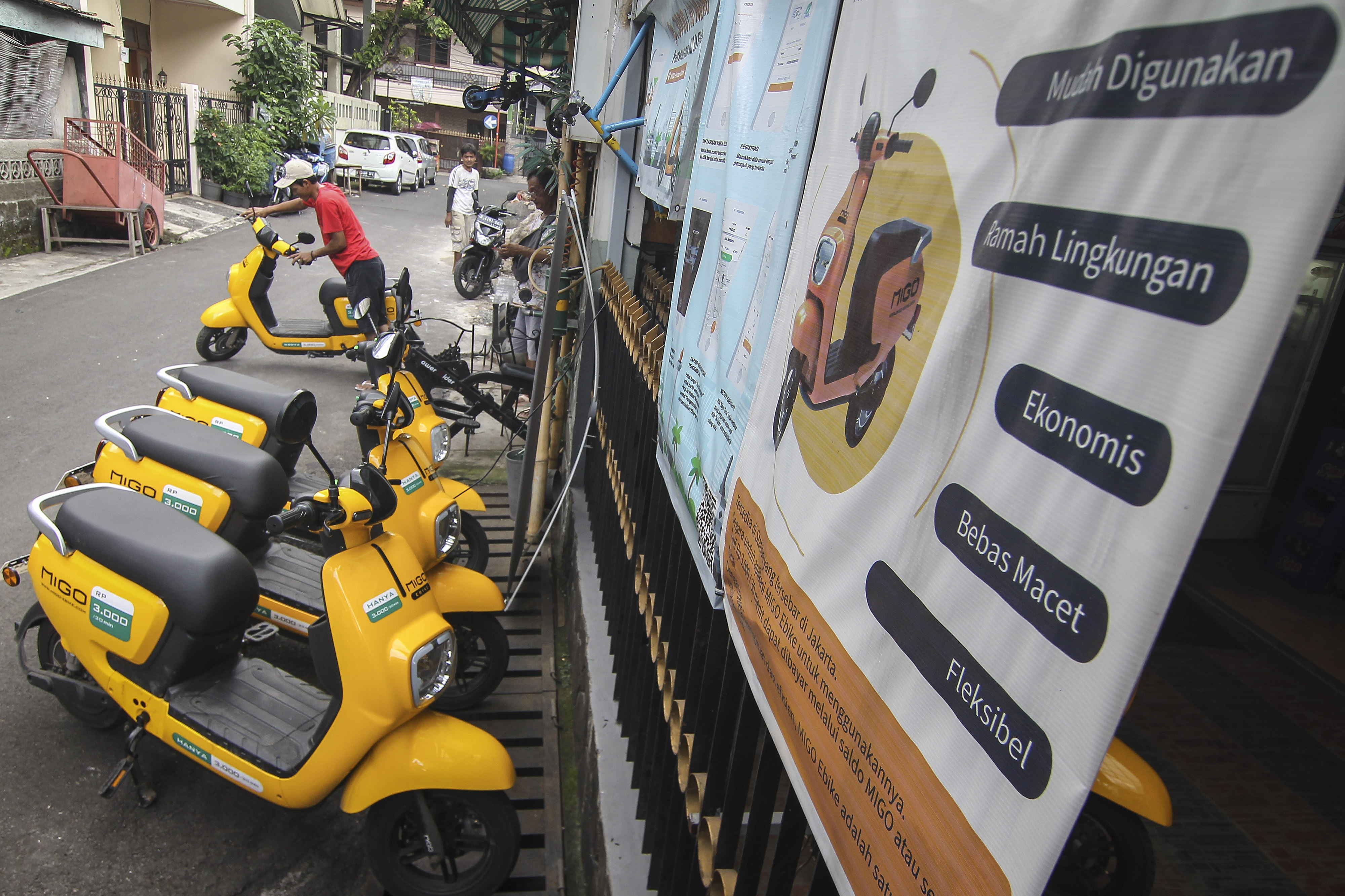  Pekerja menata sepeda listrik Migo di Migo Station JK10116 di kawasan Setiabudi, Jakarta, Kamis (7/2/2019).