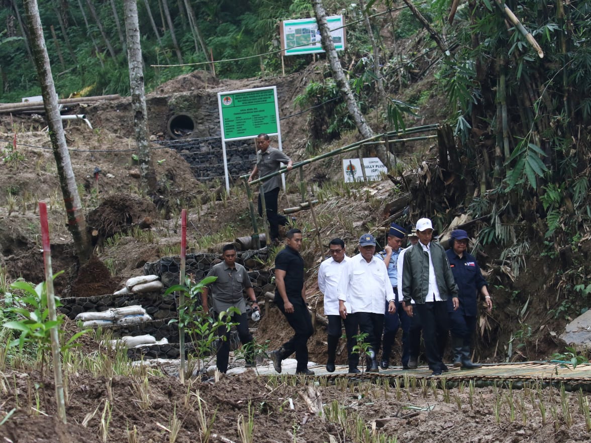  Presiden Jokowi bersama rombongan juga meninjau Desa Harkat Jaya dan Desa Pasir Madang di wilayah Kabupaten Bogor, Jawa Barat, Senin (3/2).