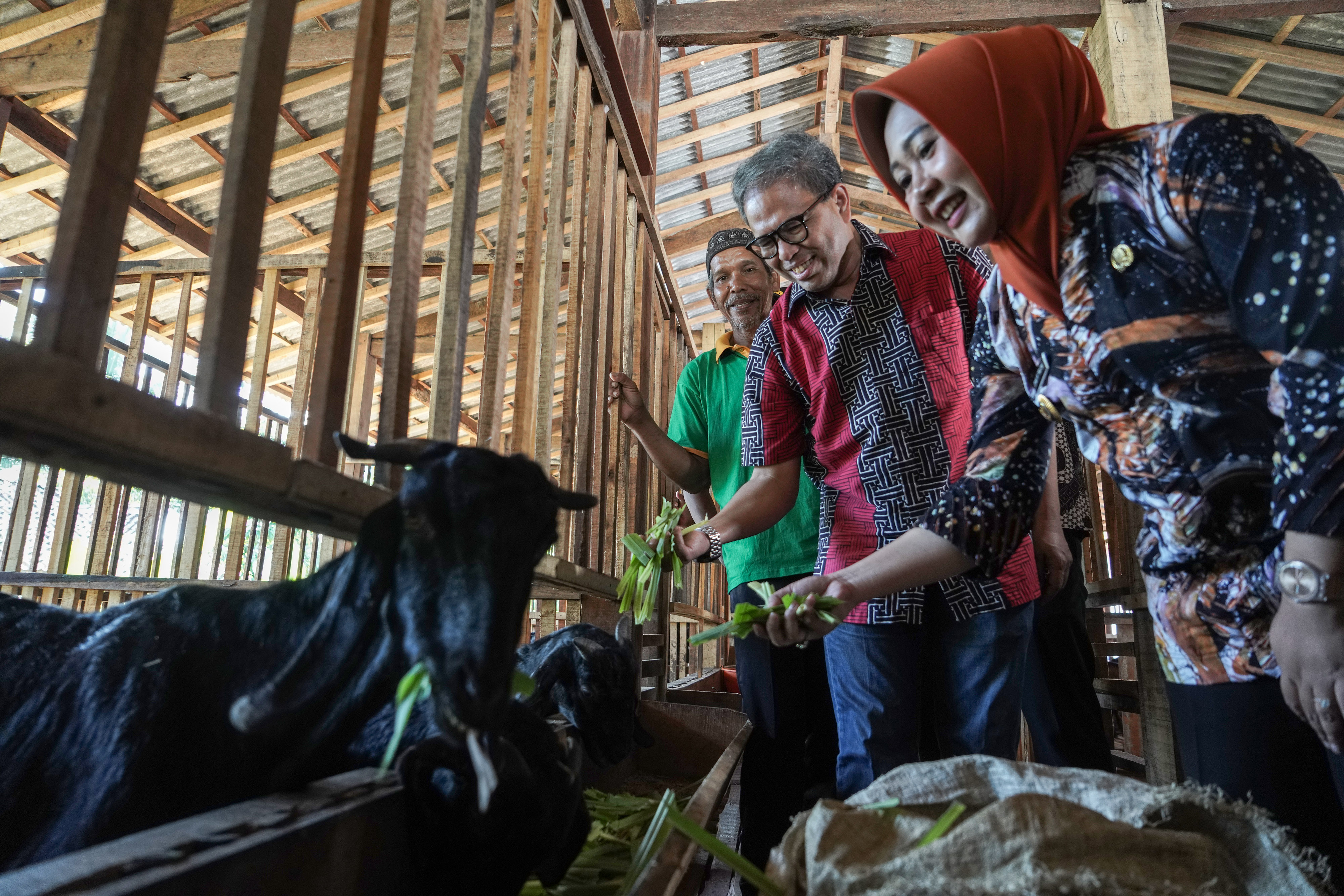 Plt Bupati Purbalingga Dyah Hayuning Pratiwi  (berhijab coklat) siap melawan Koalisi Pelangi dalam Pilkada 2020 