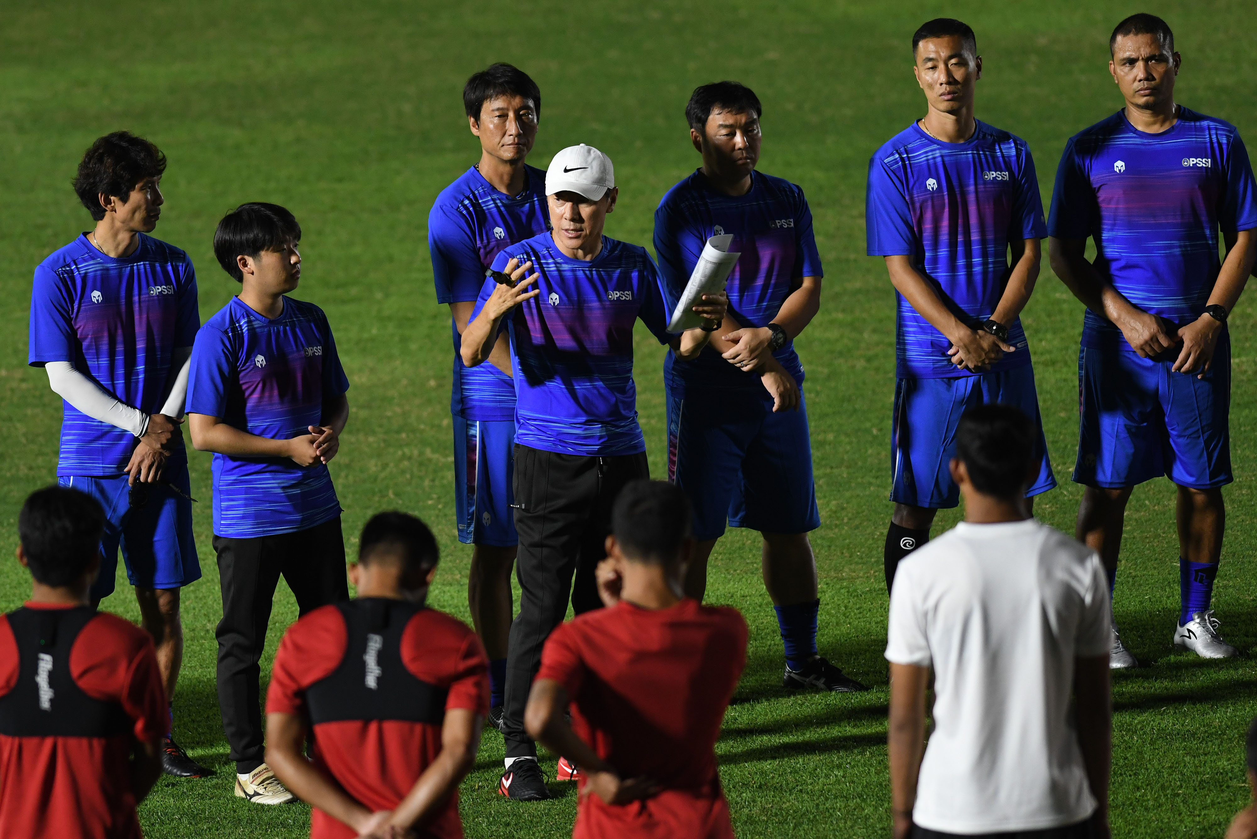 SHIN TAE-YONG PIMPIN LATIHAN TIMNAS