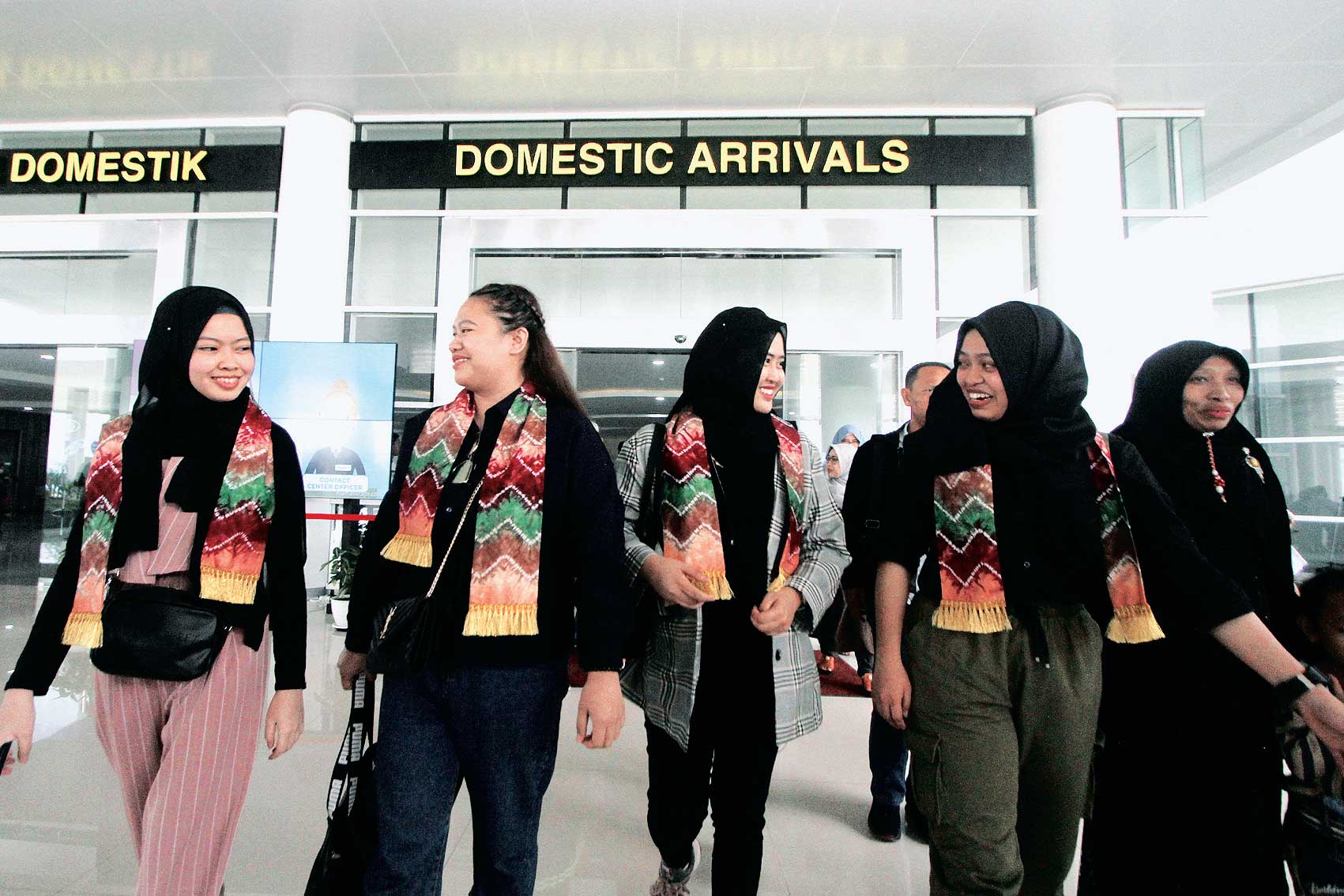 WNI yang dikarantina 14 hari di Natuna, Kepulauan Riau, tiba di Bandara Internasional Syamsudin Noor, Kalimantan Selatan, kemarin