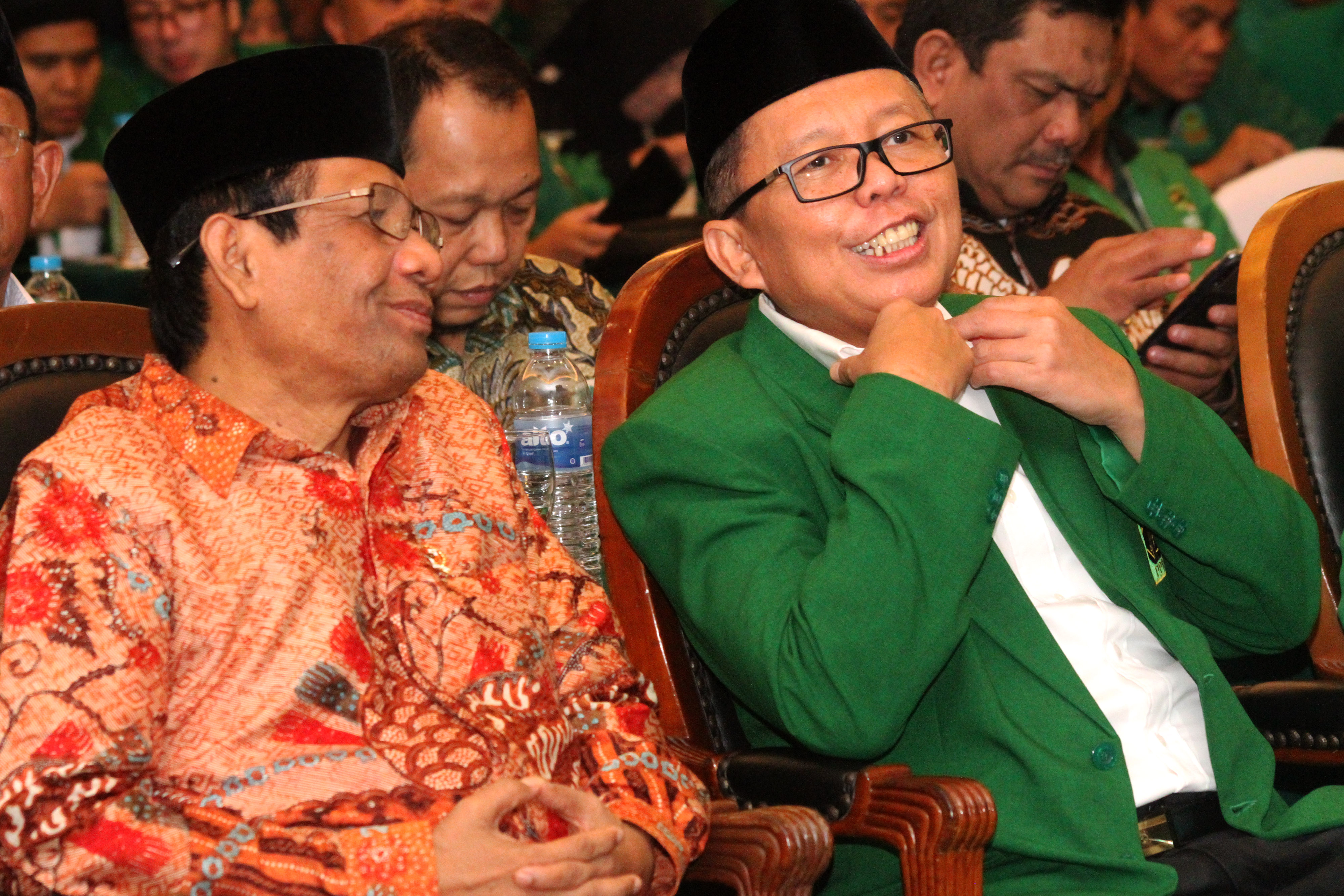 Anggota Komisi III DPR RI, Arsul Sani, berbincang dengan Menko Polhukam, Mahfud MD.