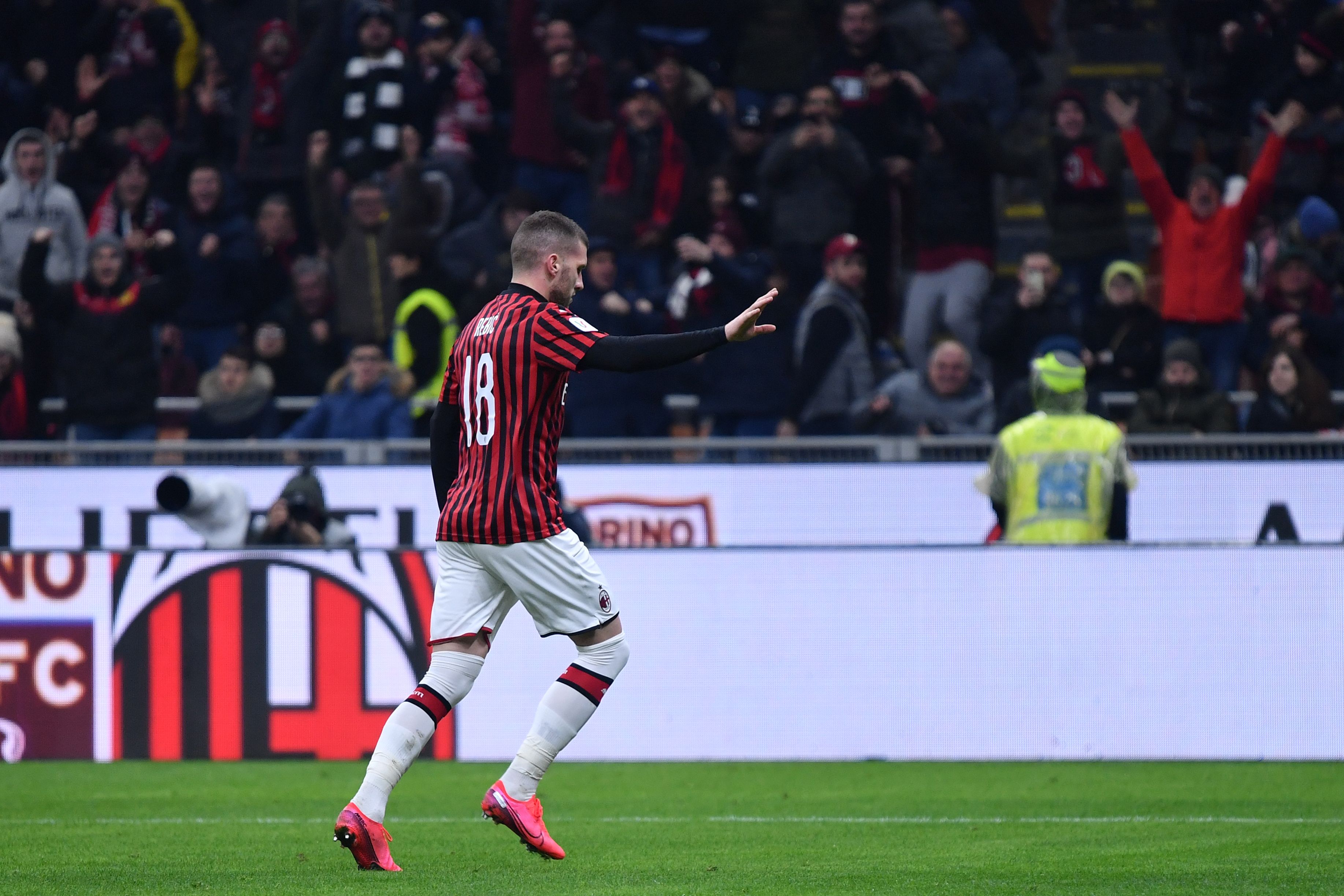 Penyerang AC Milan Ante Rebic melakukan selebrasi setelah mencetak gol. 