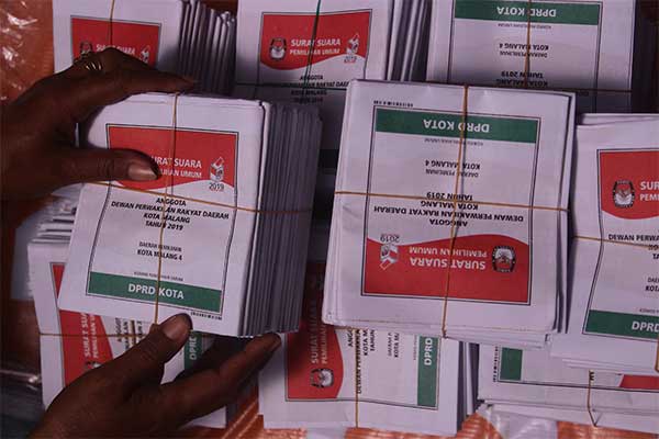 Pekerja melakukan penyortiran surat suara di kantor Komisi Pemilihan Umum (KPU), Malang, Jawa Timur, Senin (18/3/2019).