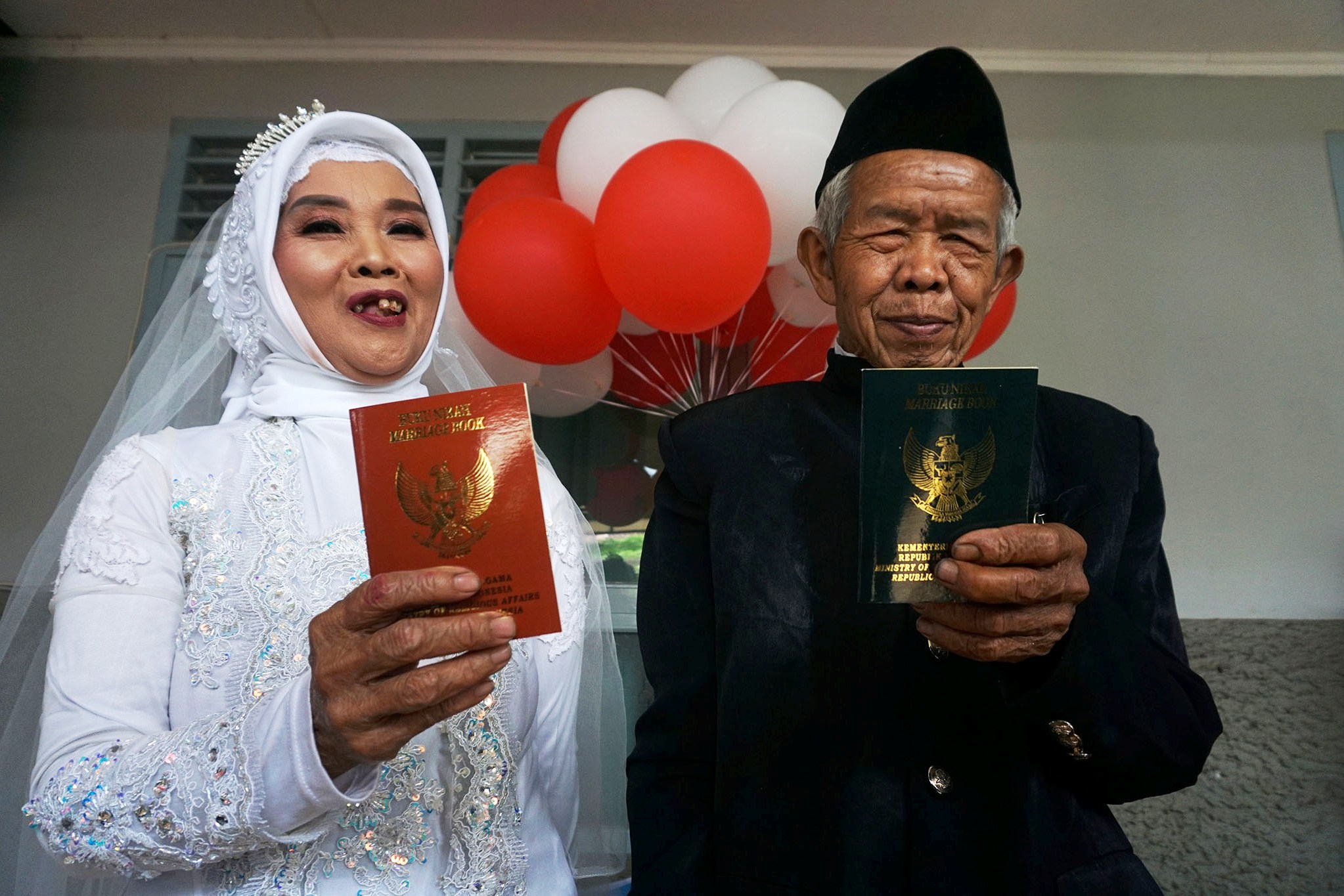 Salah satu pasangan tertua dalam nikah massal pada acara 'Banyumas Mantu' dalam rangka HUT ke-449 Banyumas.