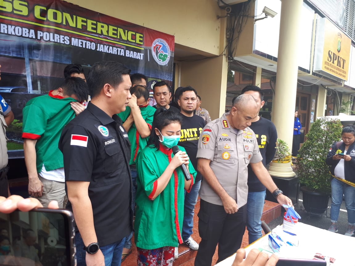 Vitalia Sesha menyatakan permintaan maaf saat rilis kasus narkoba oleh polisi.
