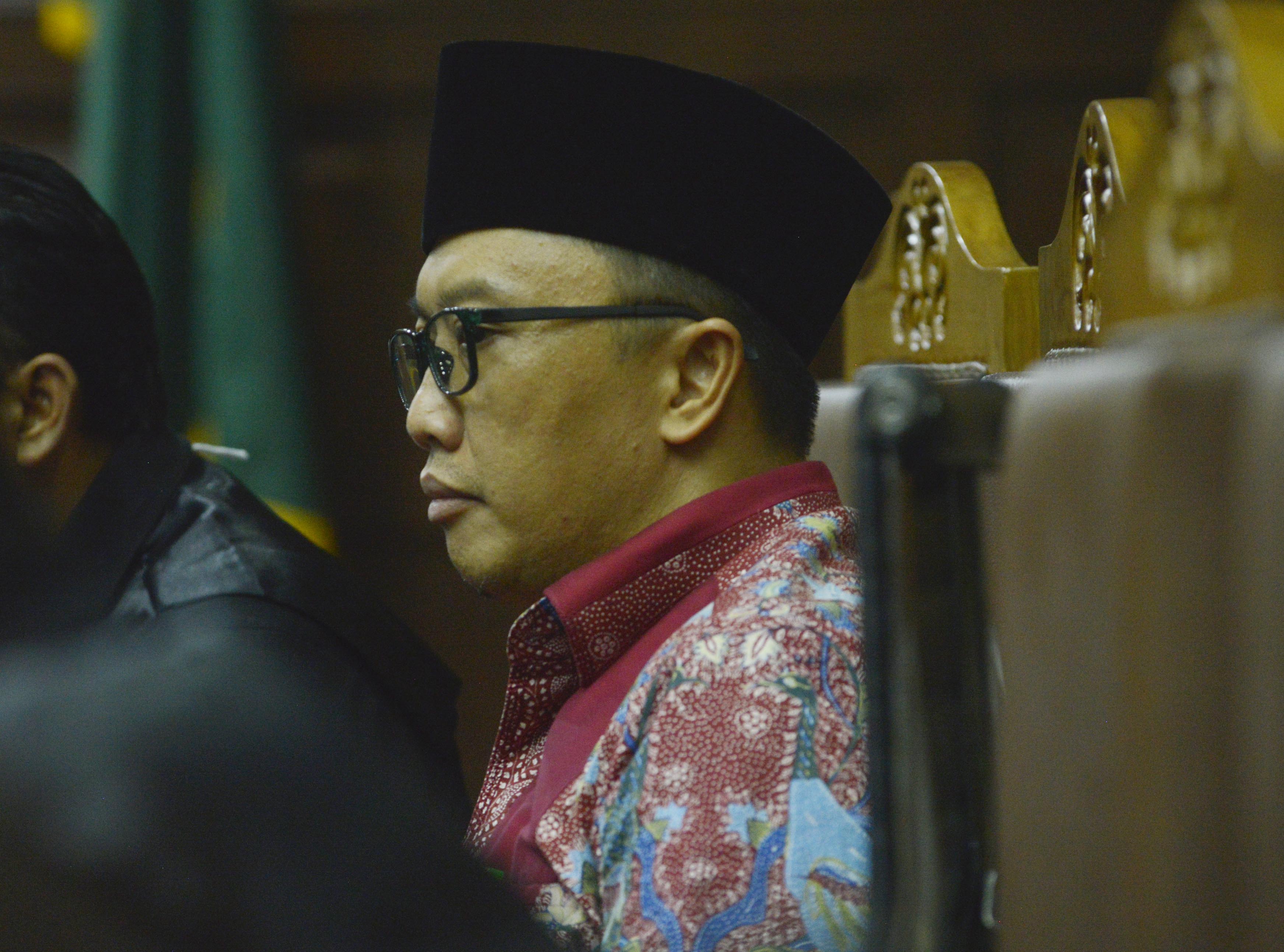 Terdakwa Mantan Menpora Imam Nahrawi (kiri) didampingi penasehat hukumnya pada sidang lanjutan di Pengadilan Tipikor, Jakarta, Kamis (27/2).